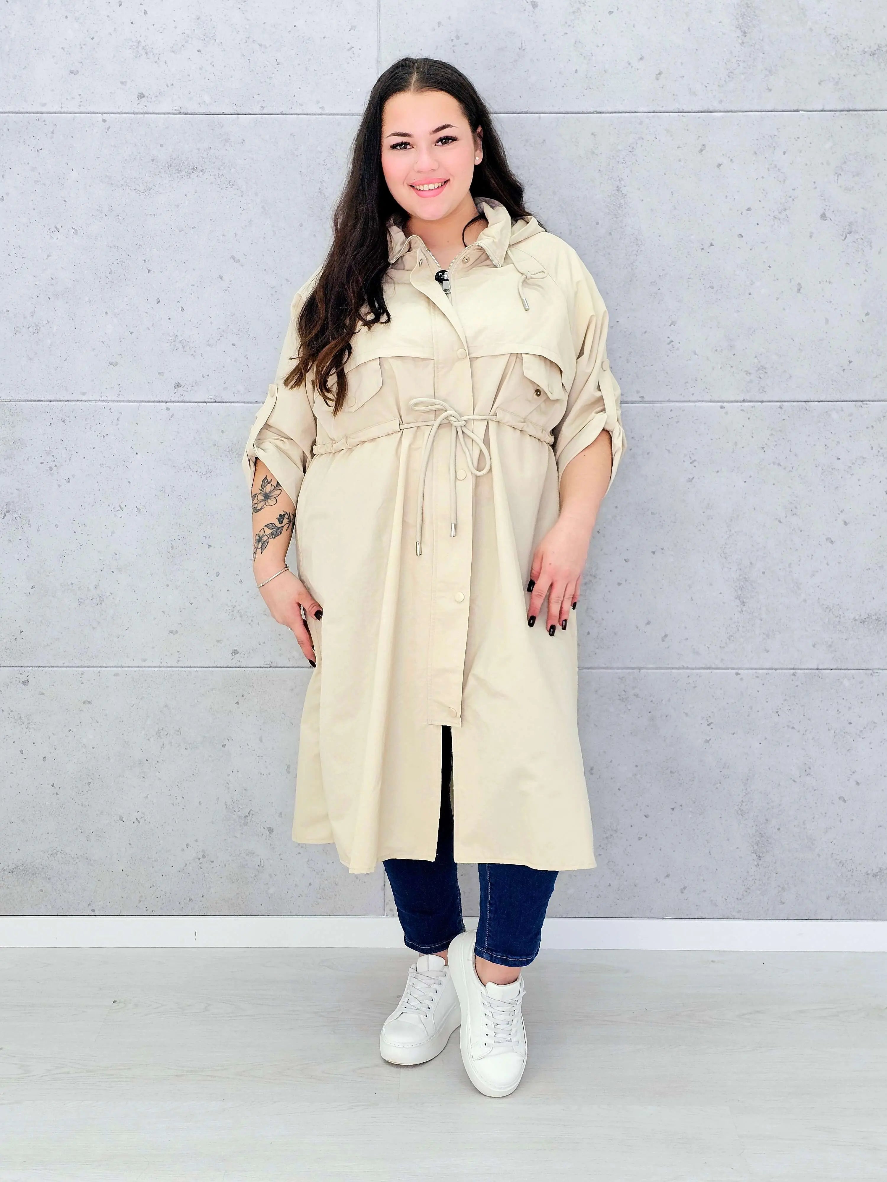 Płaszcz damski z kapturem – lekkość i styl w modzie plus size Stylowa XL