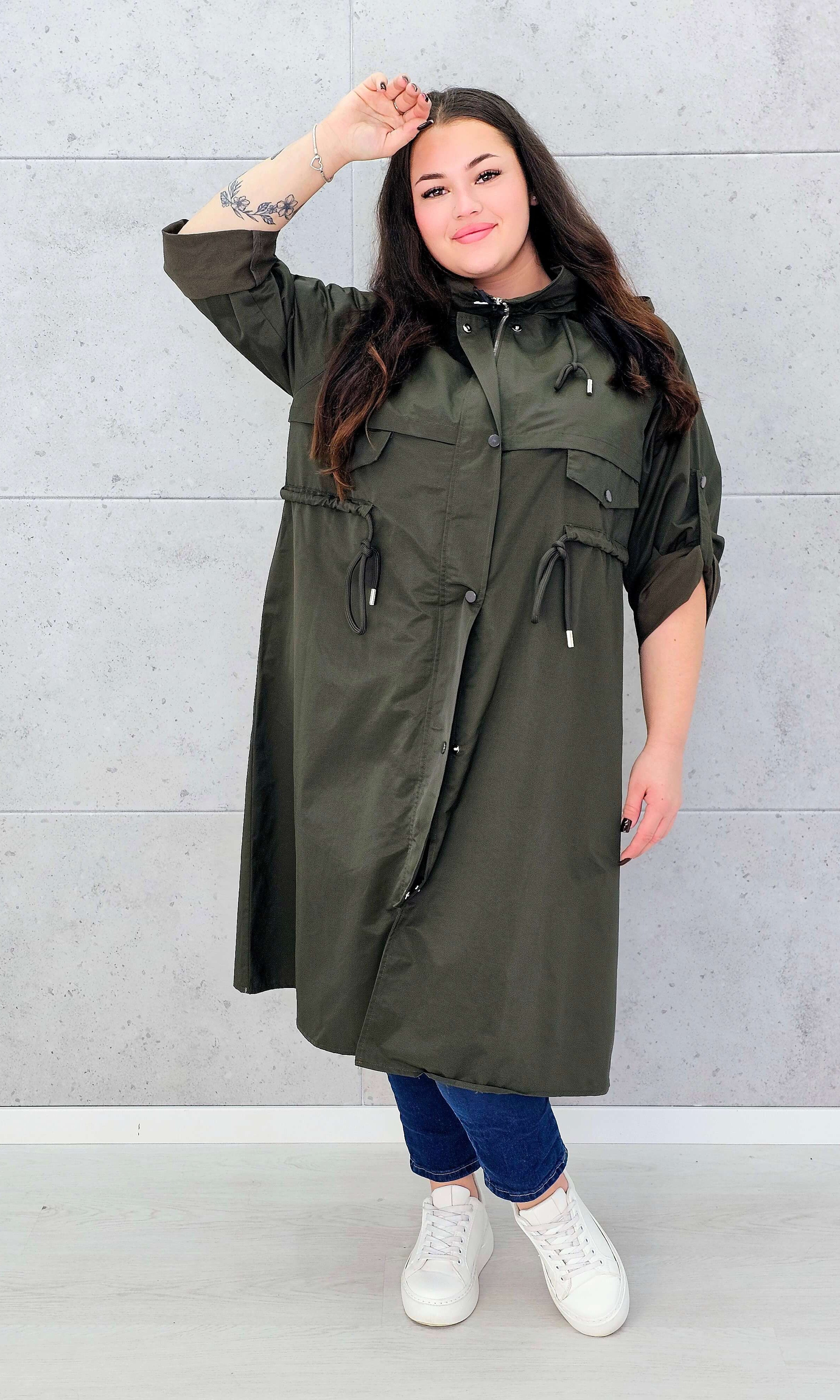 Płaszcz damski z kapturem – lekkość i styl w modzie plus size Stylowa XL
