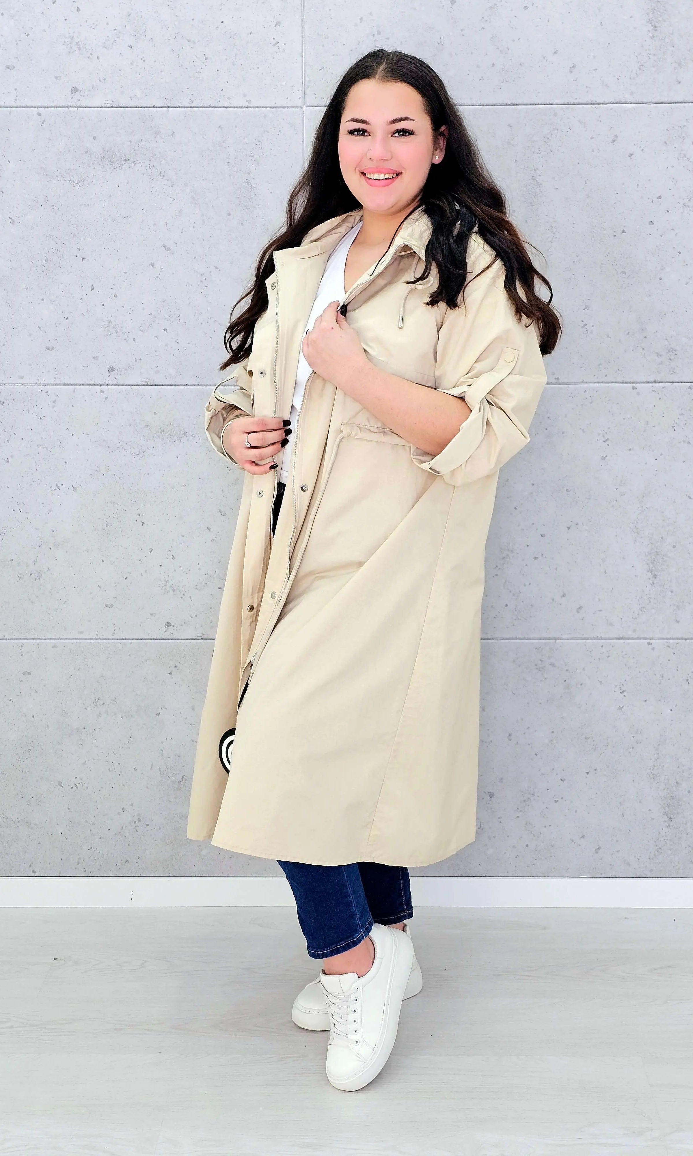 Płaszcz damski z kapturem – lekkość i styl w modzie plus size Stylowa XL