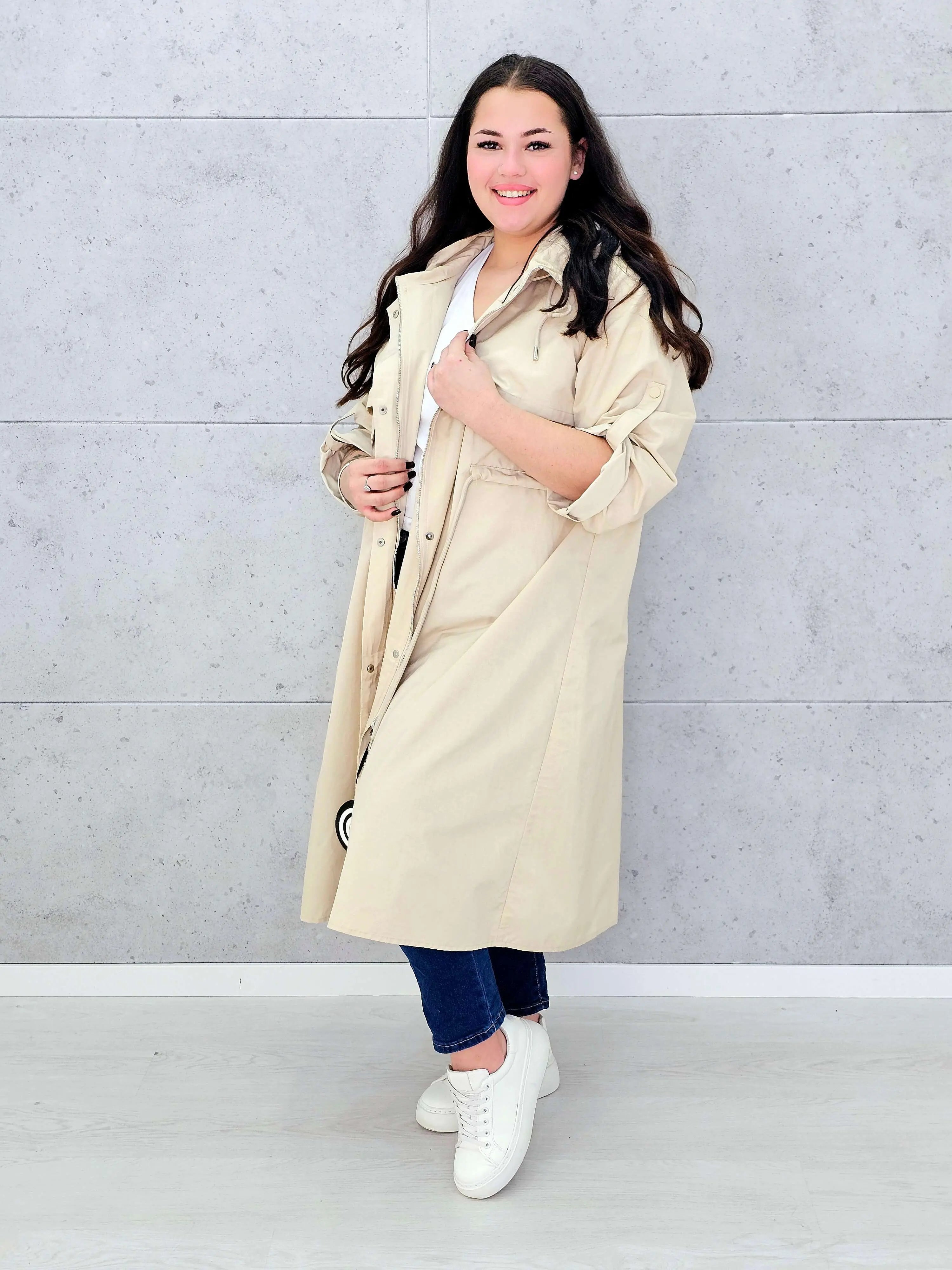 Płaszcz damski z kapturem – lekkość i styl w modzie plus size Stylowa XL