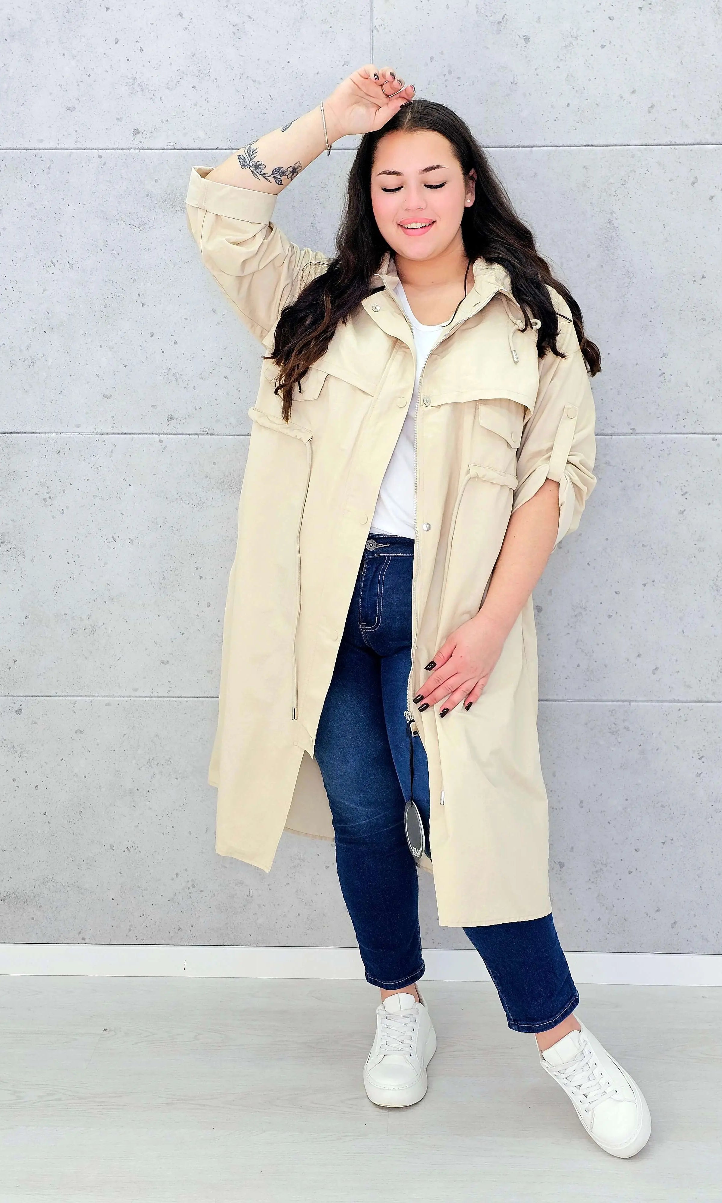 Płaszcz damski z kapturem – lekkość i styl w modzie plus size Stylowa XL