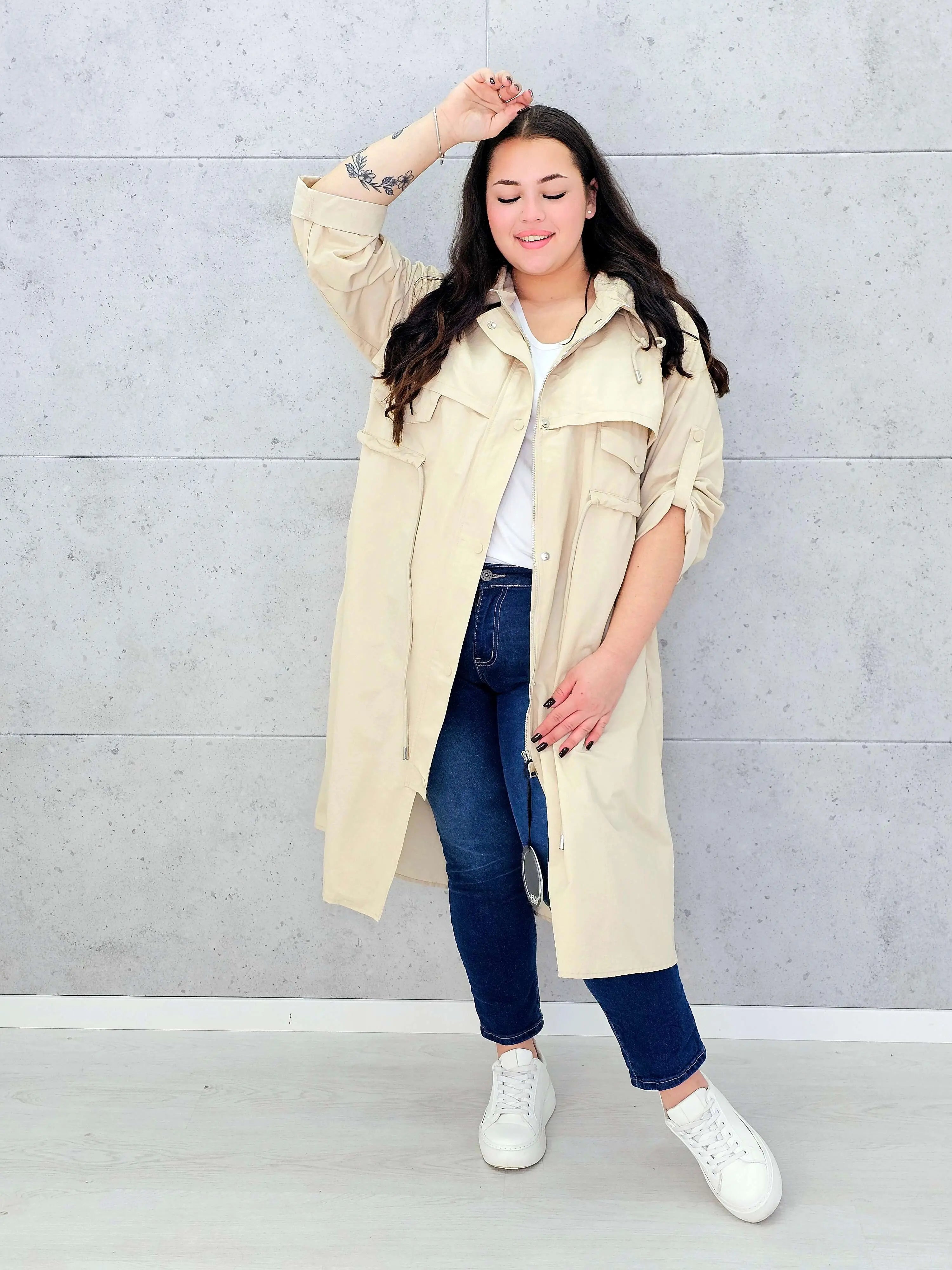 Płaszcz damski z kapturem – lekkość i styl w modzie plus size Stylowa XL