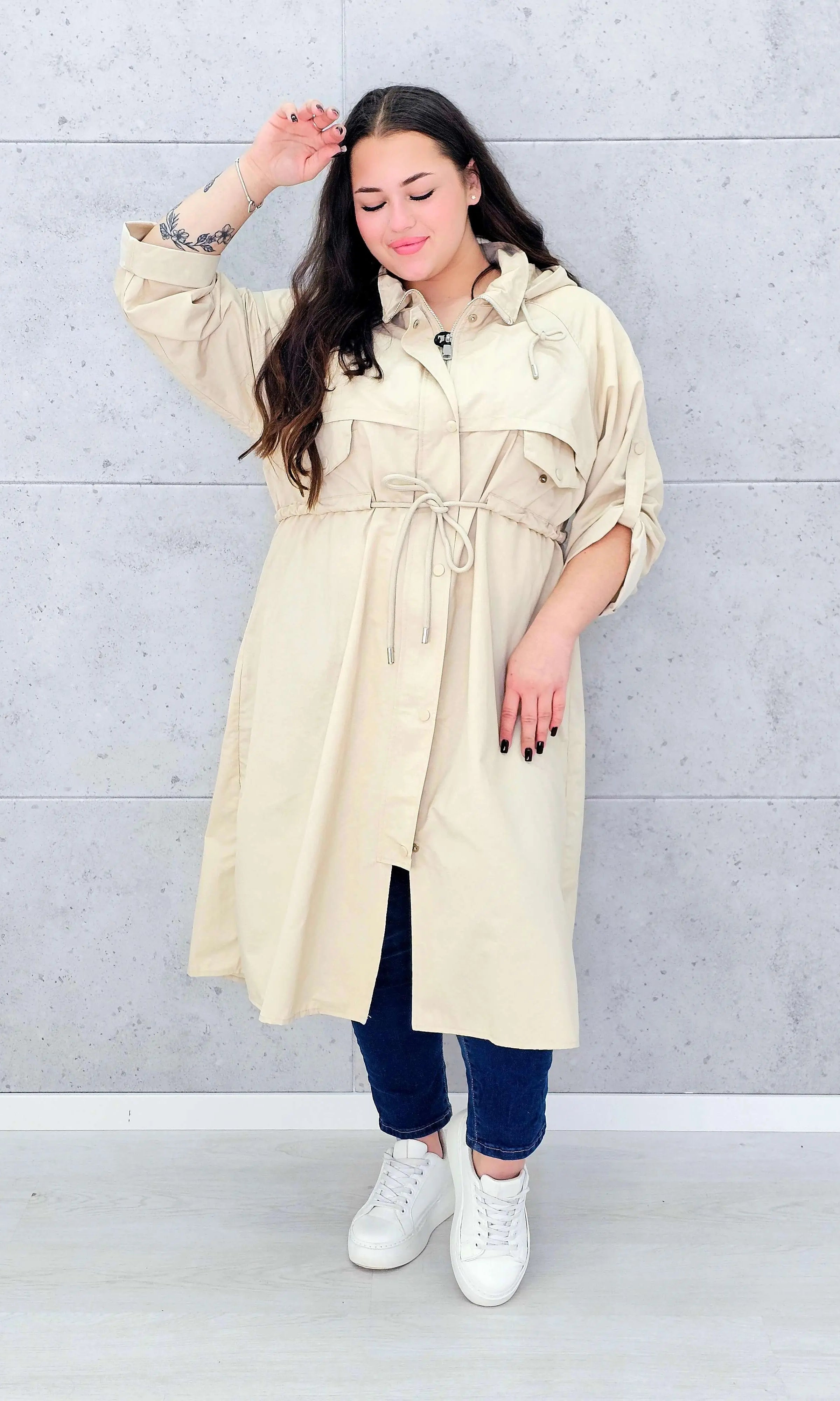 Płaszcz damski z kapturem – lekkość i styl w modzie plus size Stylowa XL