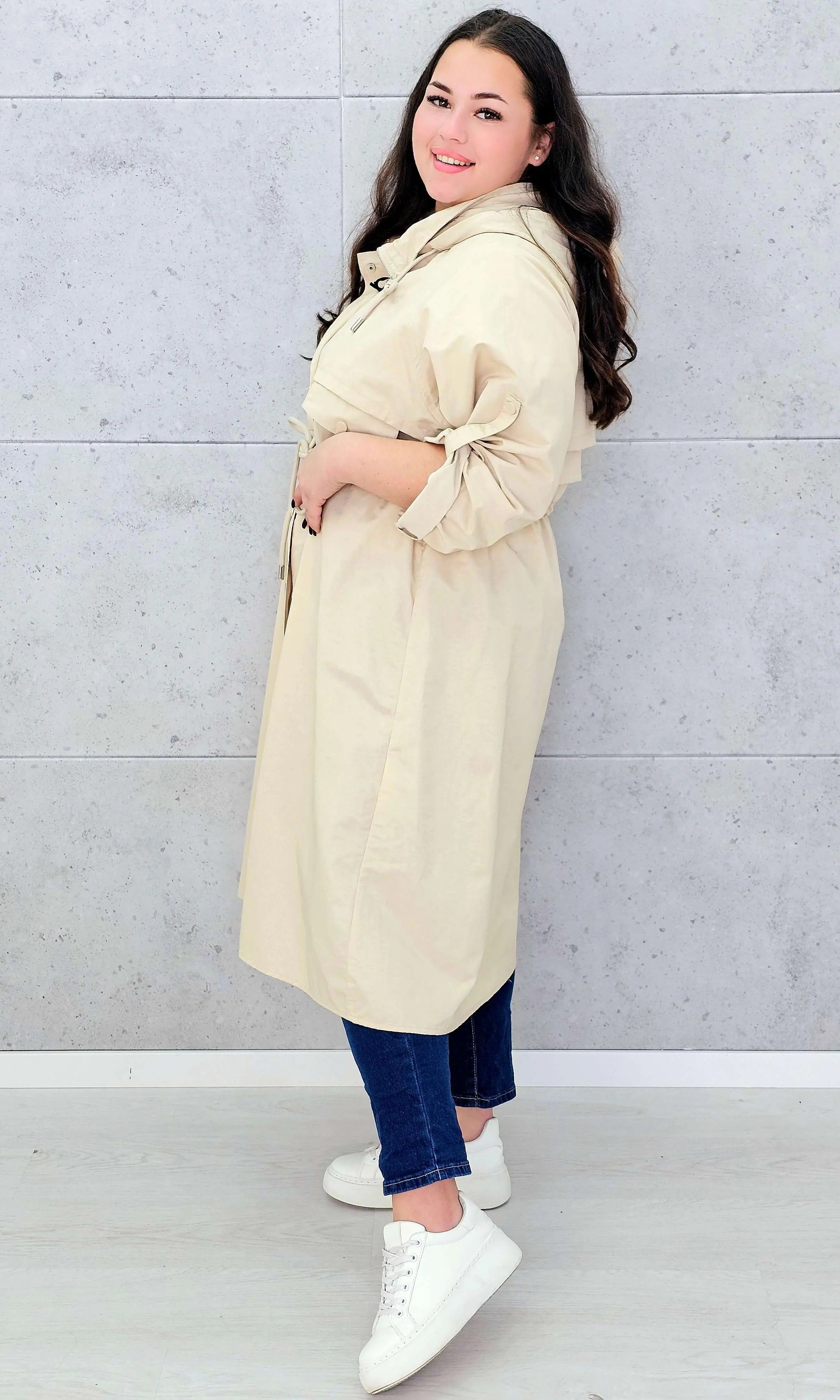 Płaszcz damski z kapturem – lekkość i styl w modzie plus size Stylowa XL