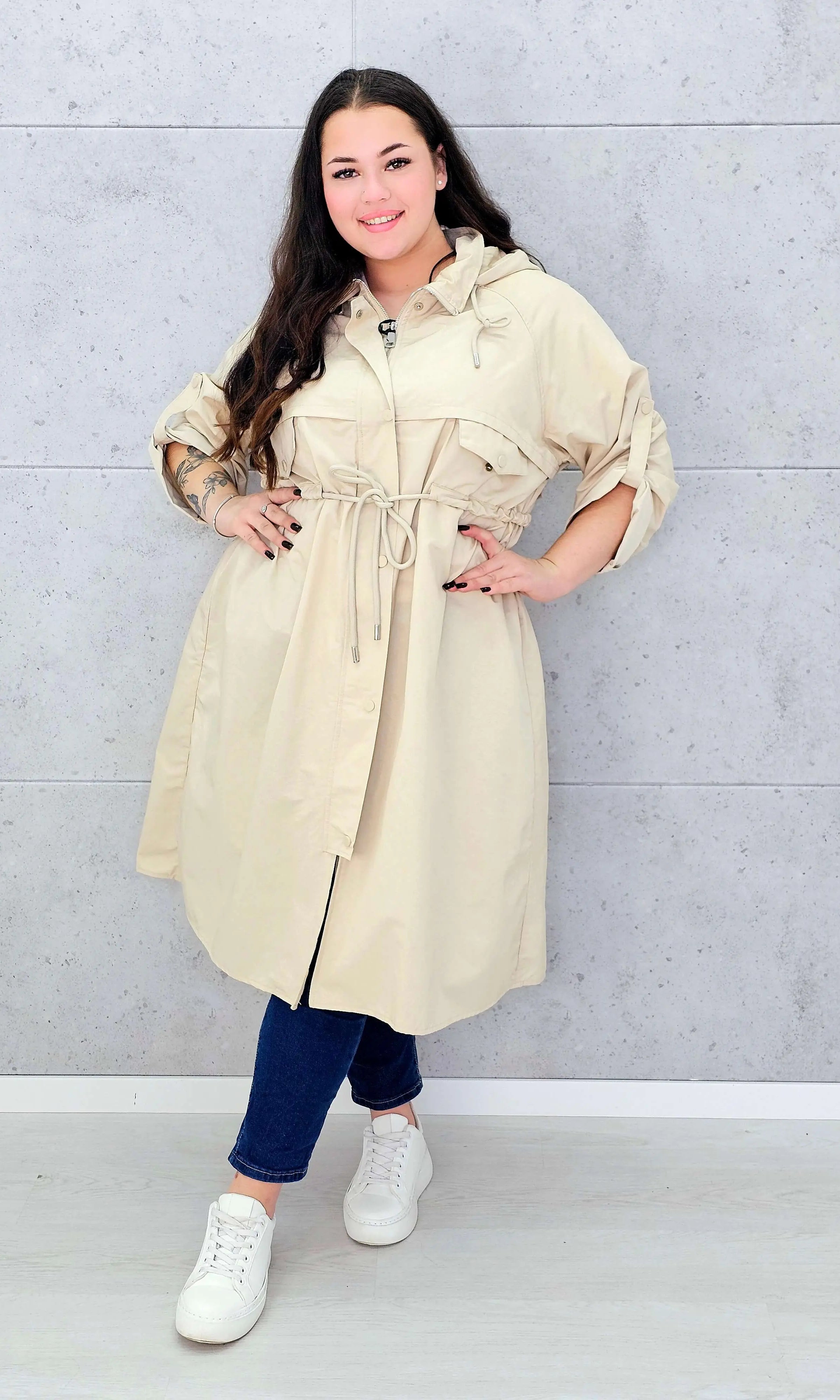 Płaszcz damski z kapturem – lekkość i styl w modzie plus size Stylowa XL