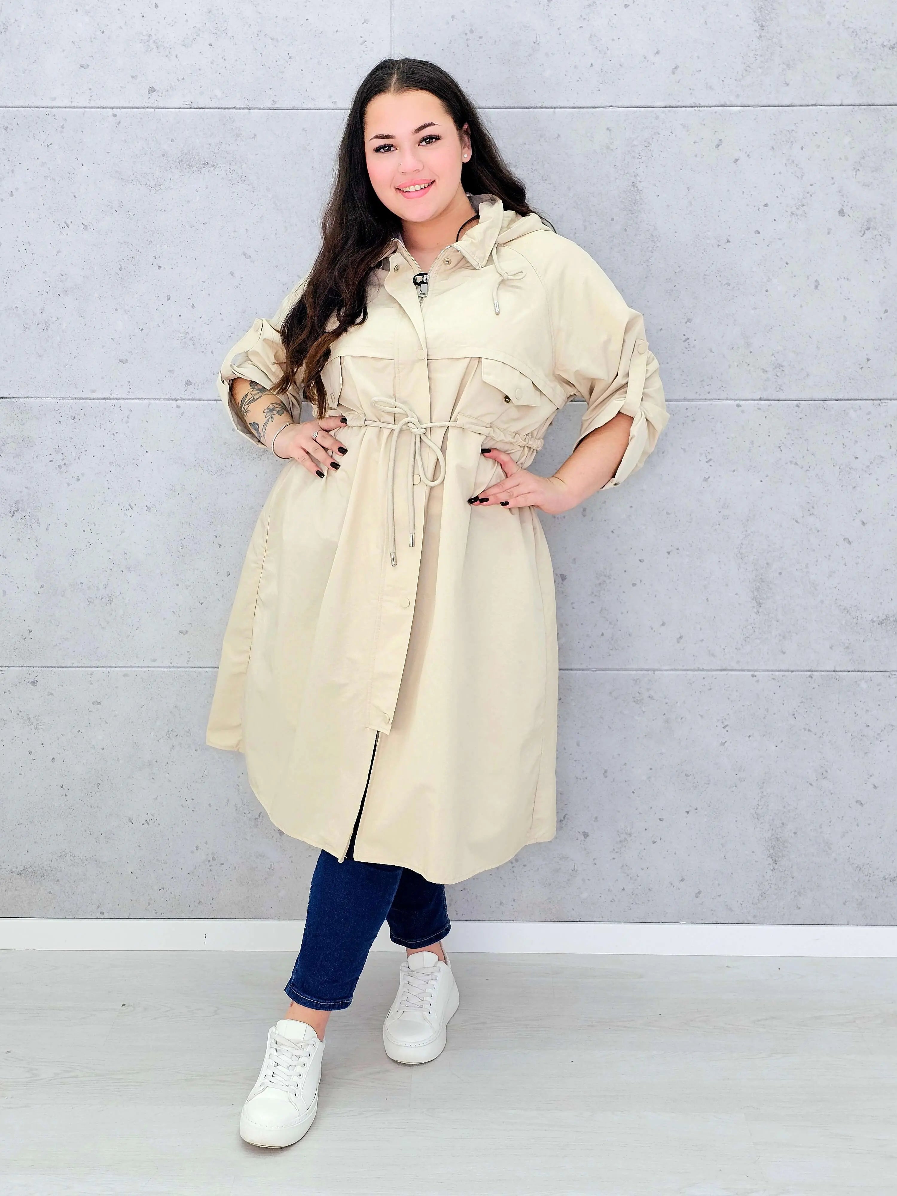 Płaszcz damski z kapturem – lekkość i styl w modzie plus size Stylowa XL