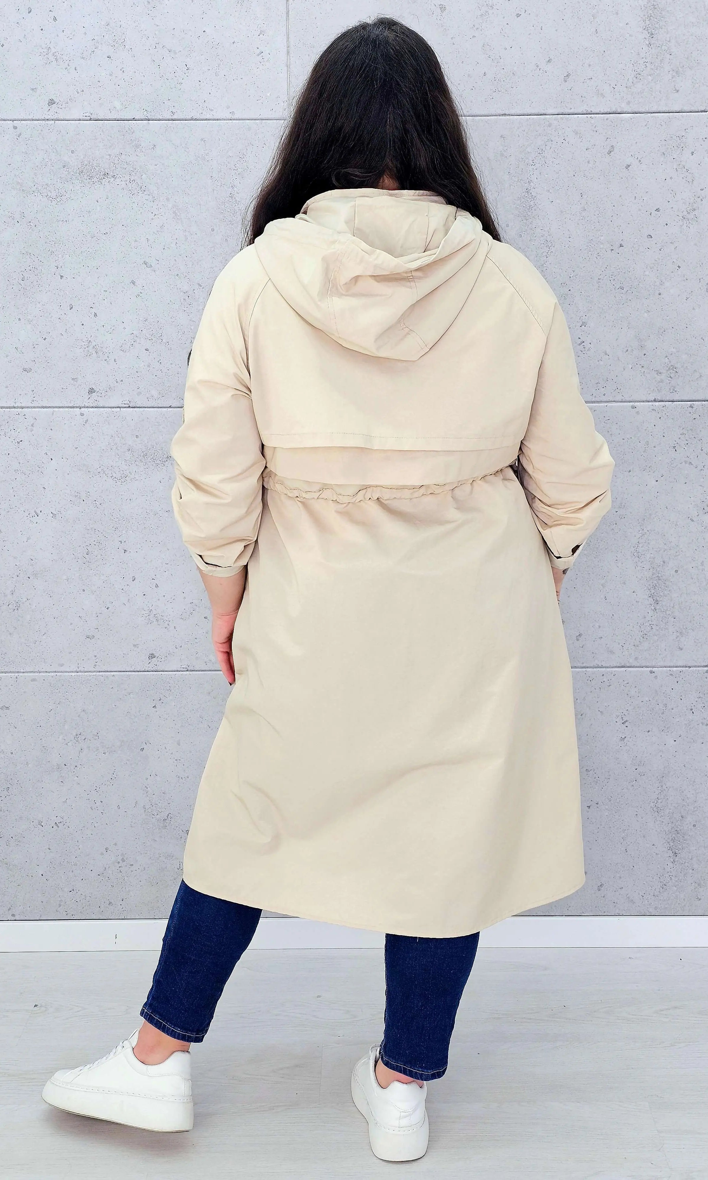 Płaszcz damski z kapturem – lekkość i styl w modzie plus size Stylowa XL