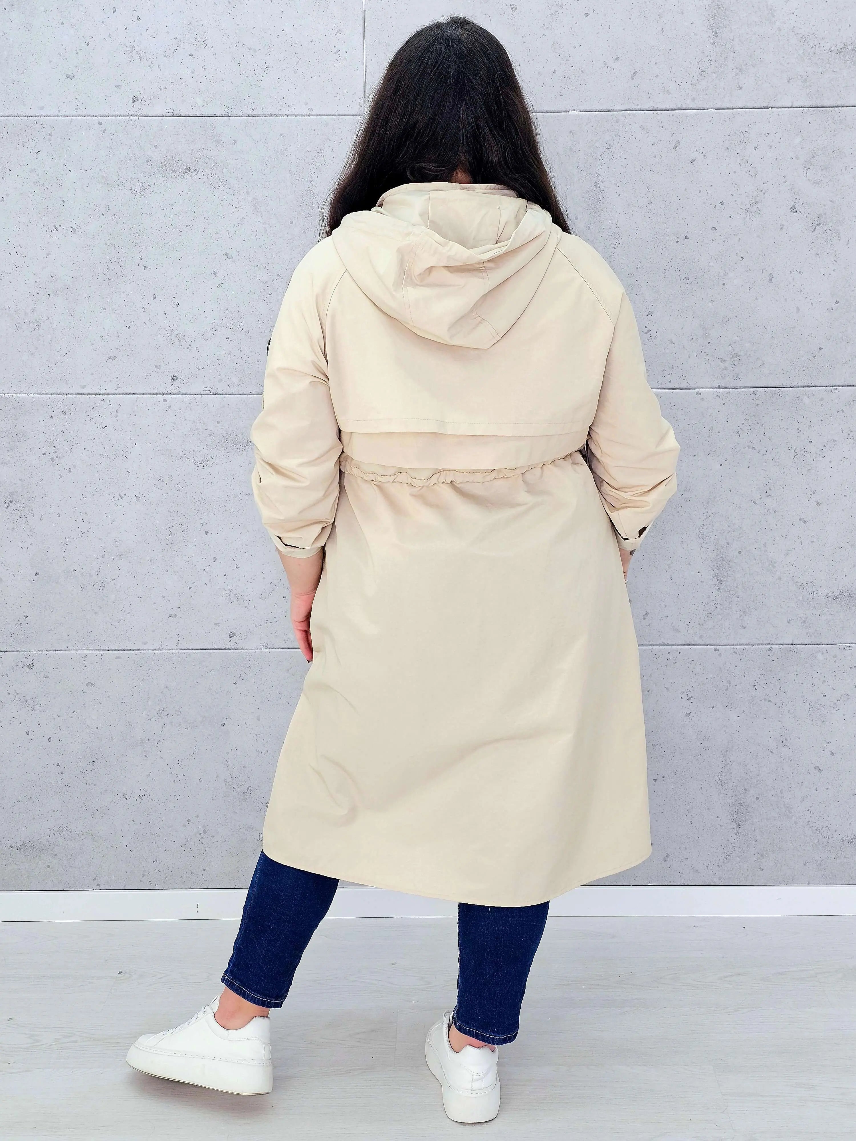 Płaszcz damski z kapturem – lekkość i styl w modzie plus size Stylowa XL