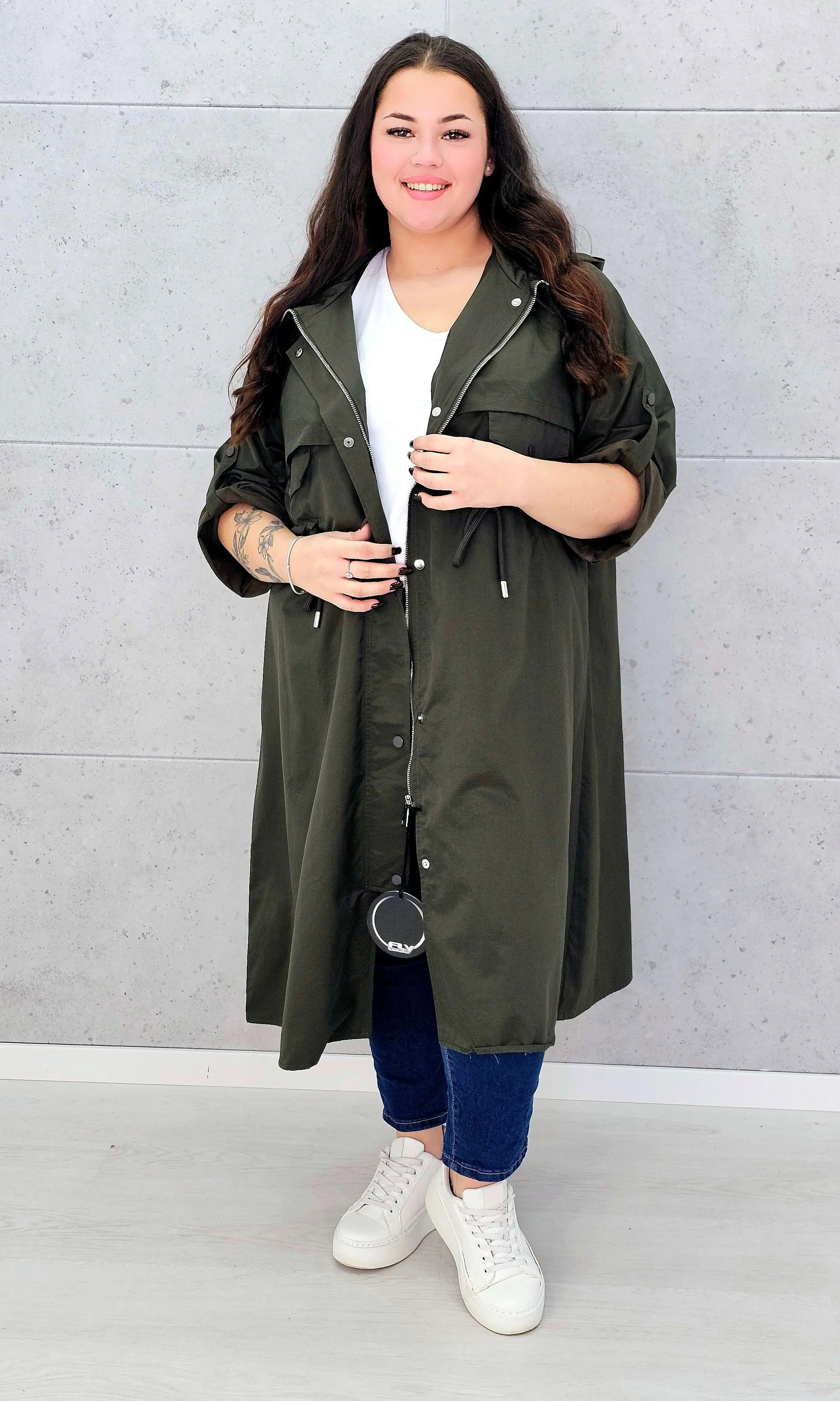 Płaszcz damski z kapturem – lekkość i styl w modzie plus size Stylowa XL