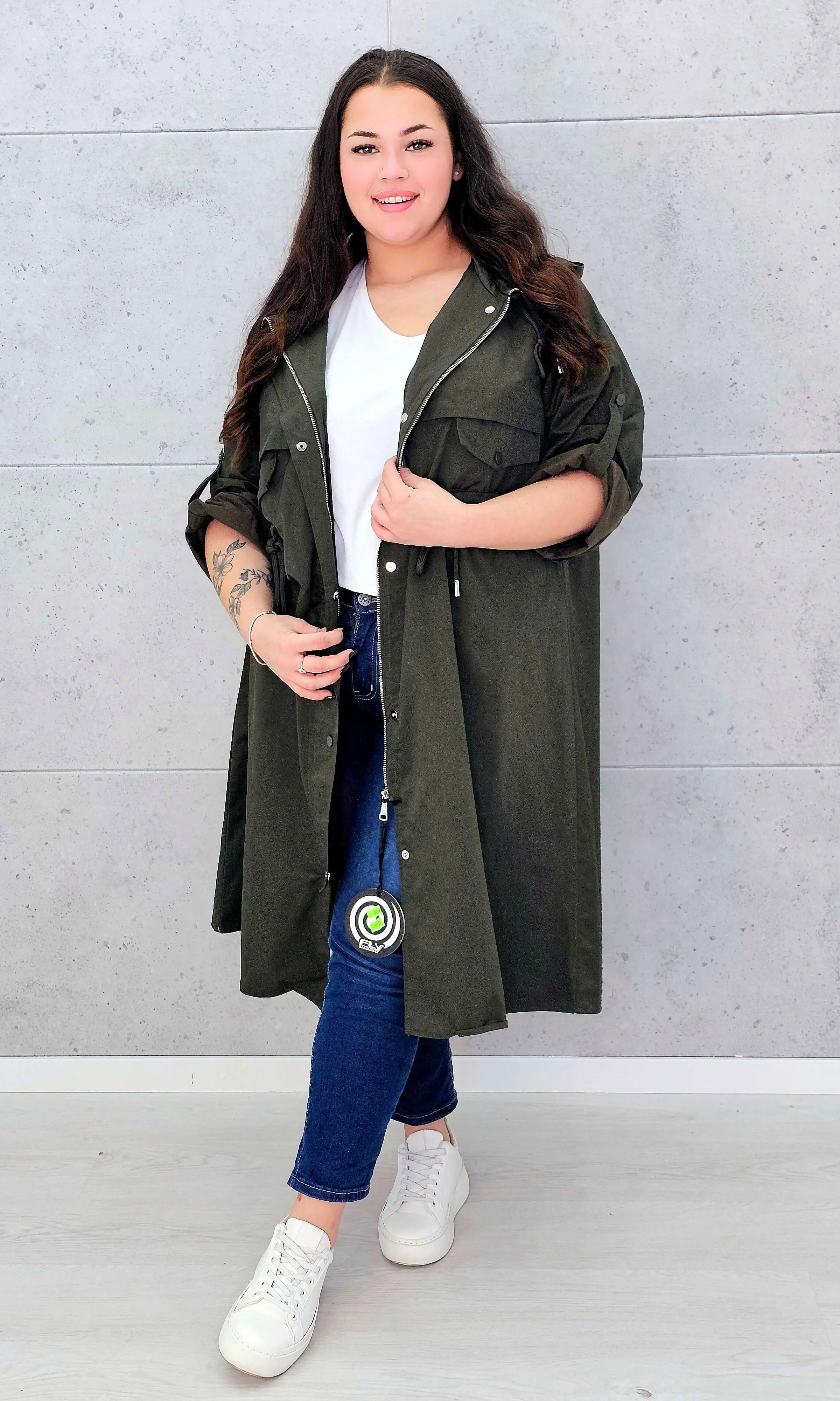 Płaszcz damski z kapturem – lekkość i styl w modzie plus size Stylowa XL