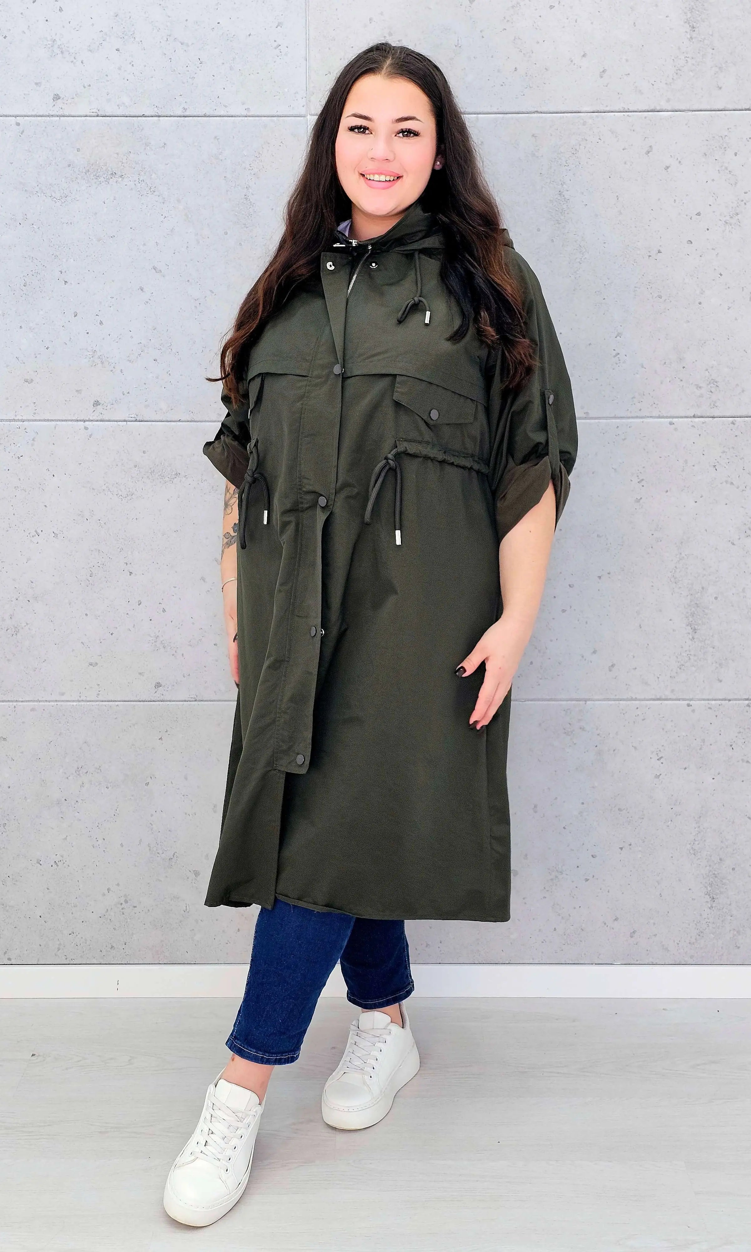 Płaszcz damski z kapturem – lekkość i styl w modzie plus size Stylowa XL