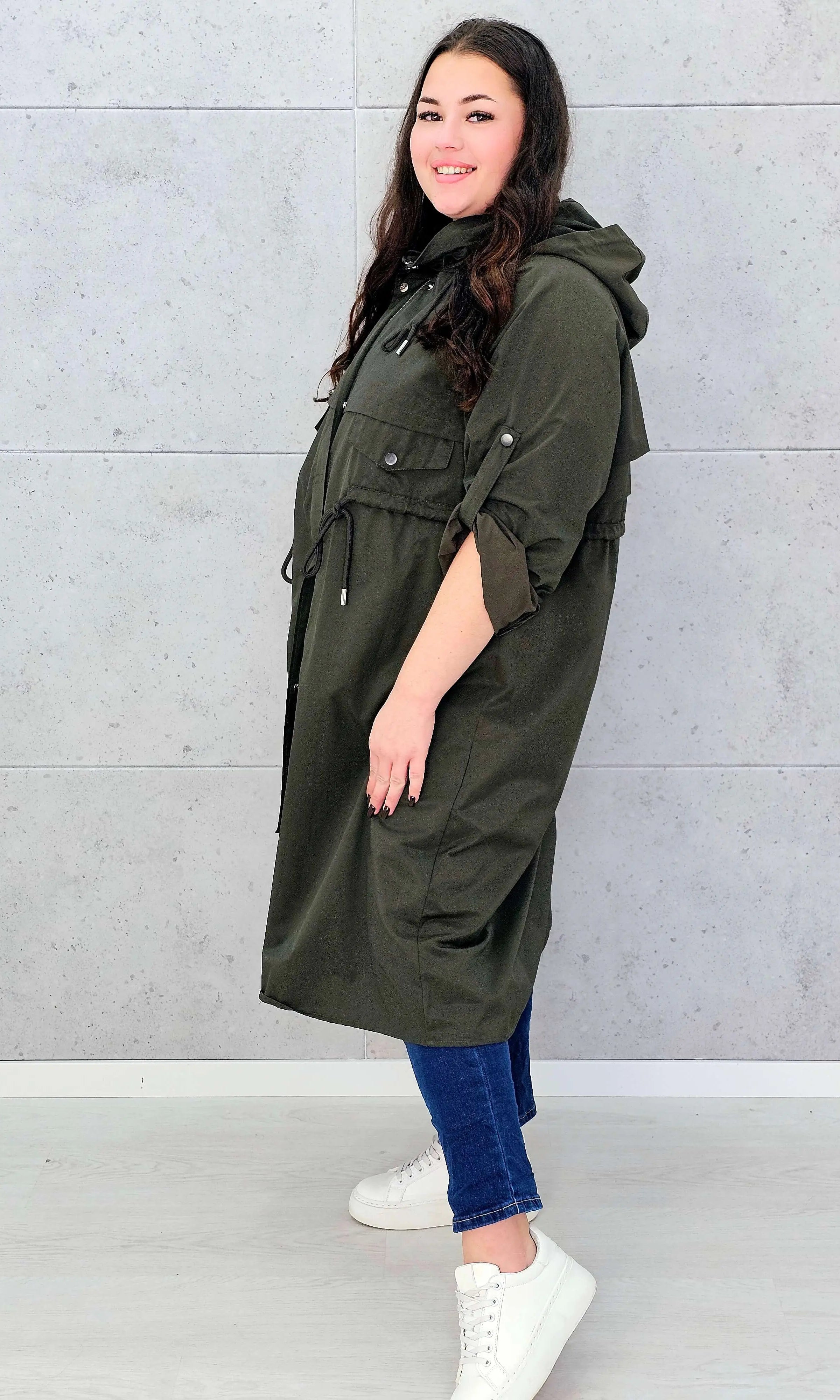 Płaszcz damski z kapturem – lekkość i styl w modzie plus size Stylowa XL