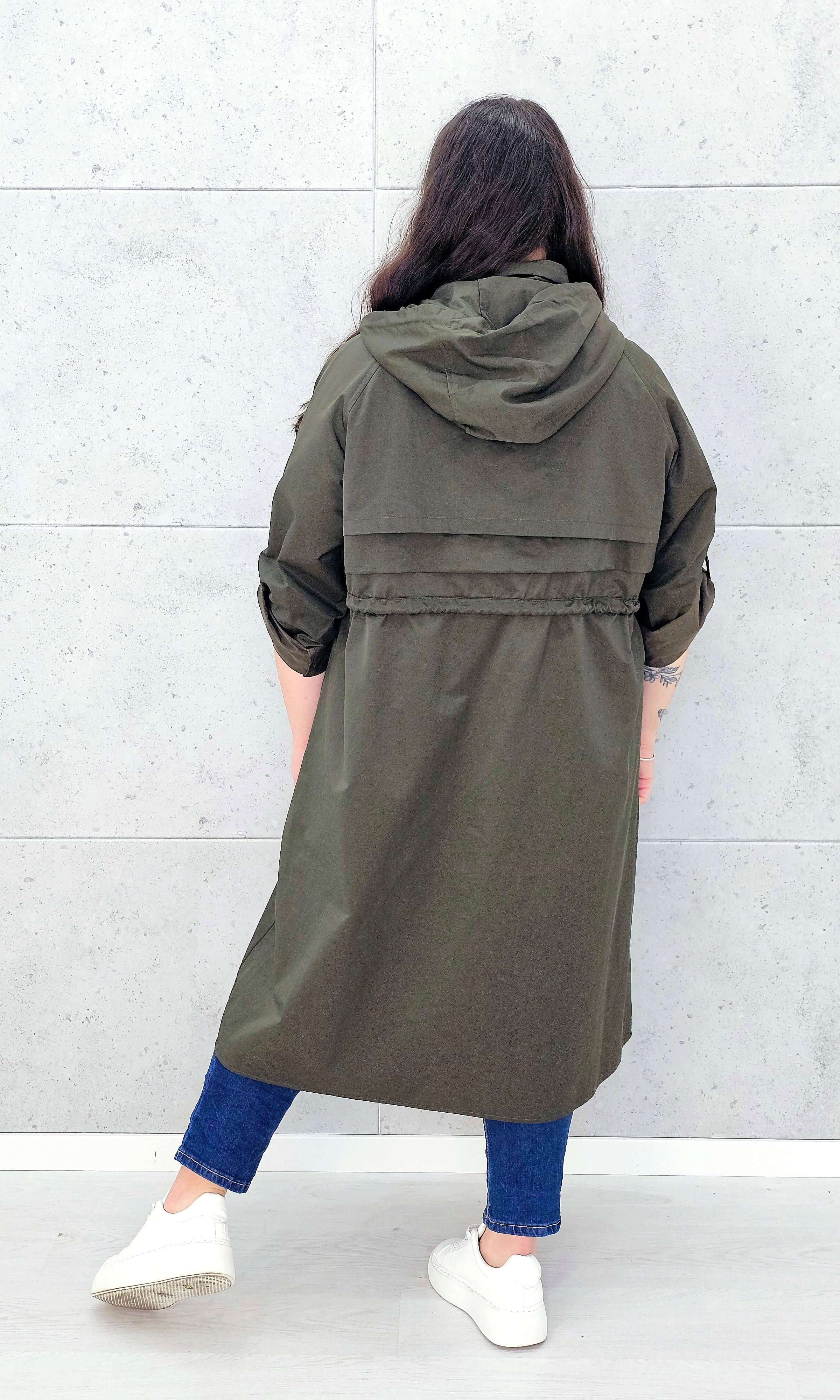 Płaszcz damski z kapturem – lekkość i styl w modzie plus size Stylowa XL