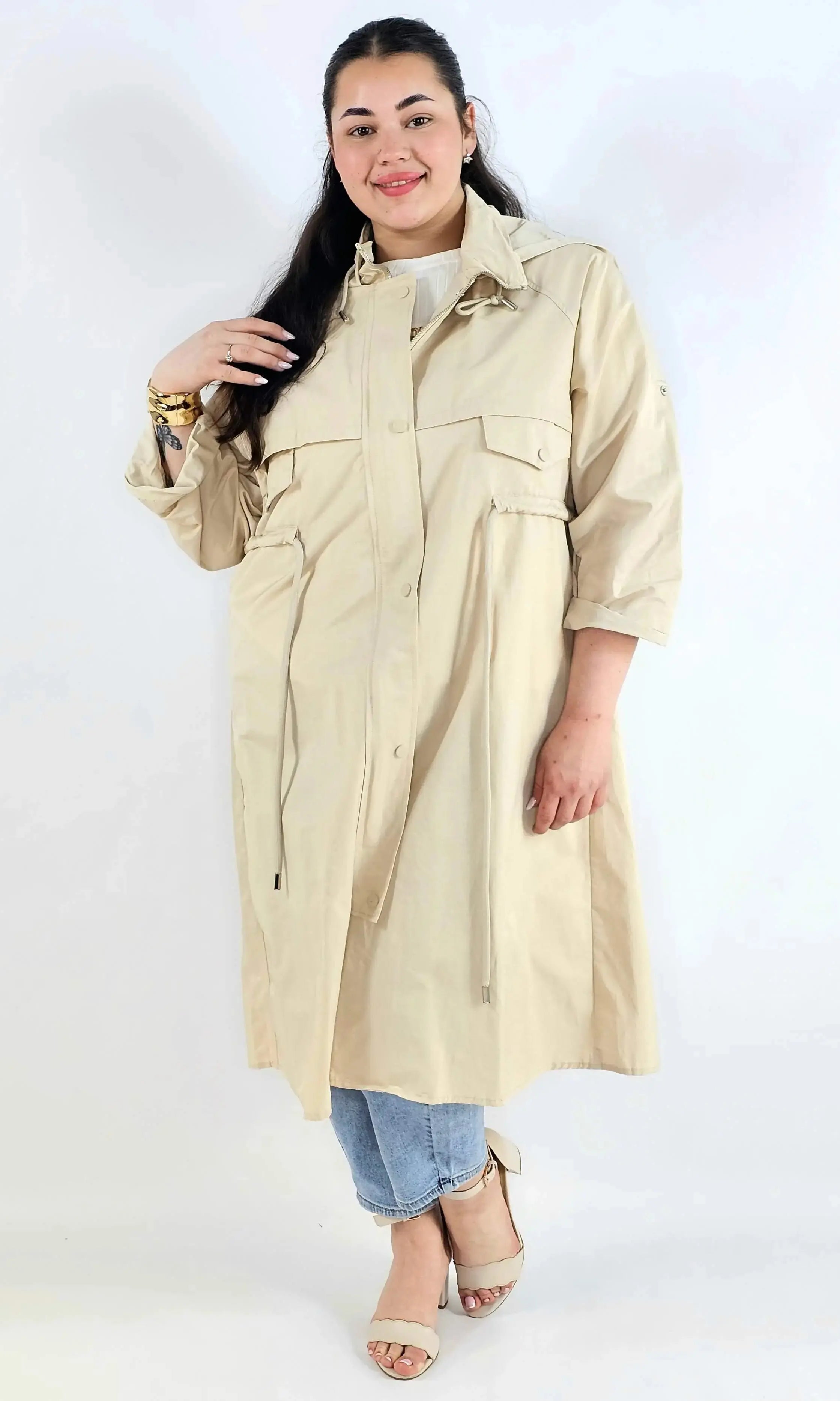 Płaszcz damski z kapturem – lekkość i styl w modzie plus size Stylowa XL