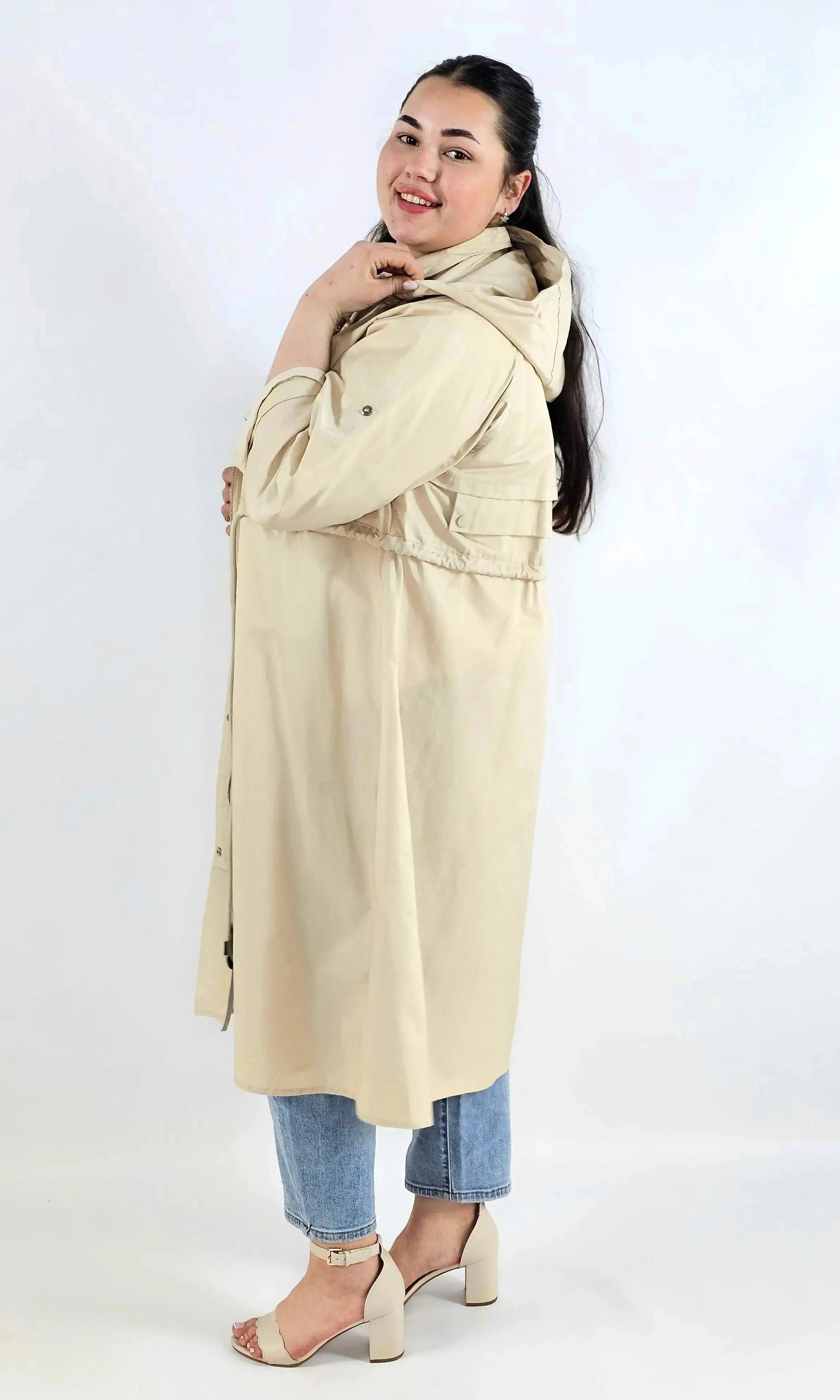 Płaszcz damski z kapturem – lekkość i styl w modzie plus size Stylowa XL