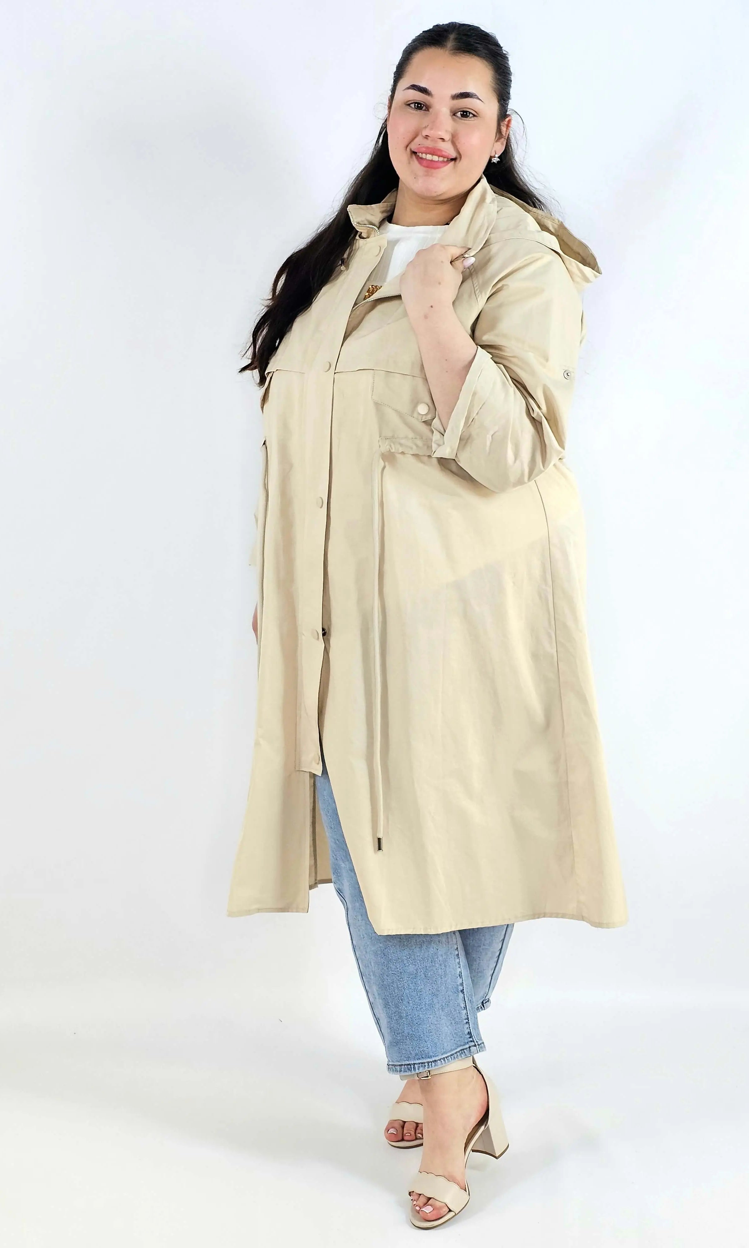 Płaszcz damski z kapturem – lekkość i styl w modzie plus size Stylowa XL