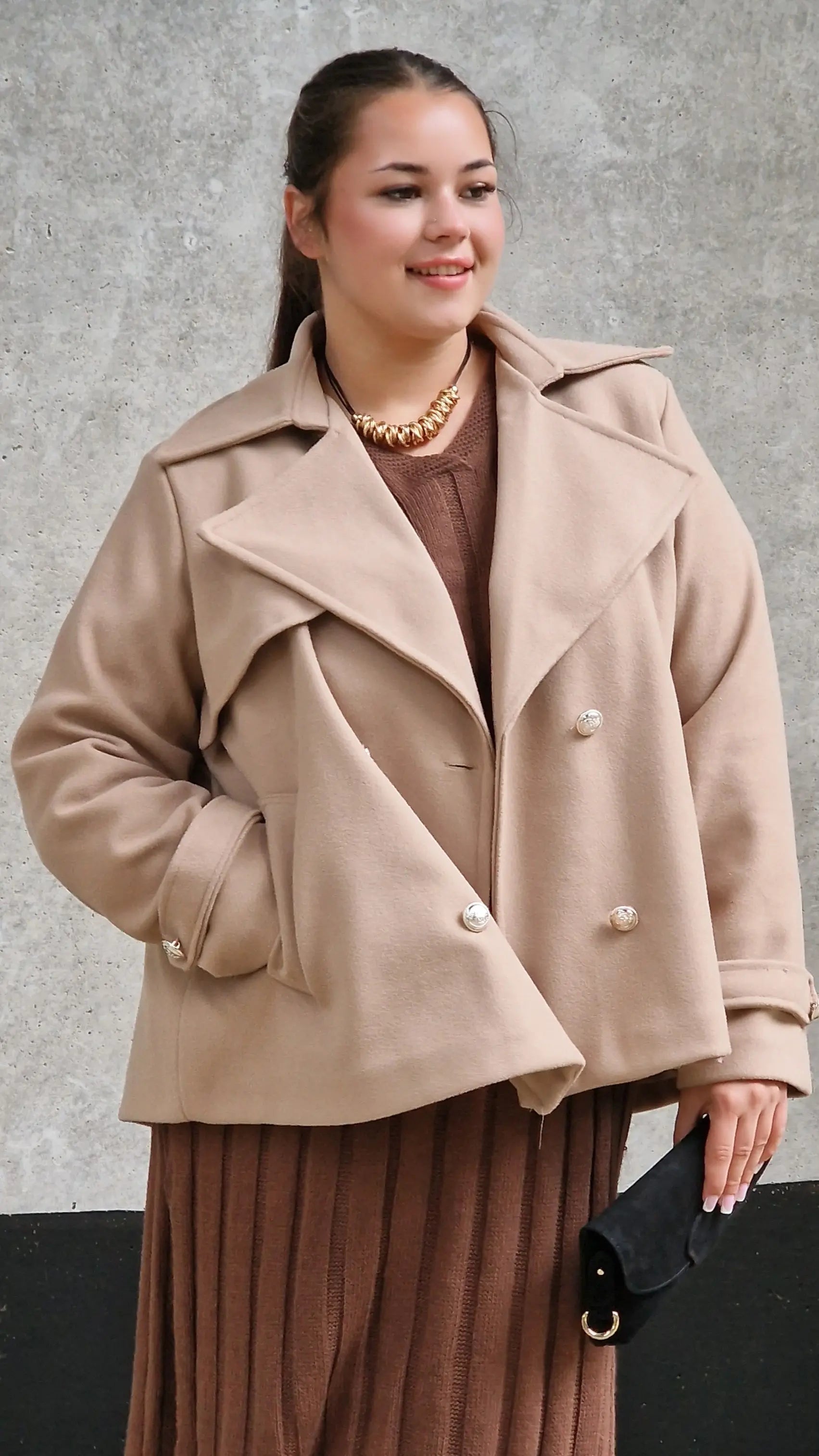 Płaszcz dwurzędowy plus size – elegancja i ponadczasowy styl dla każdej kobiety Stylowa XL