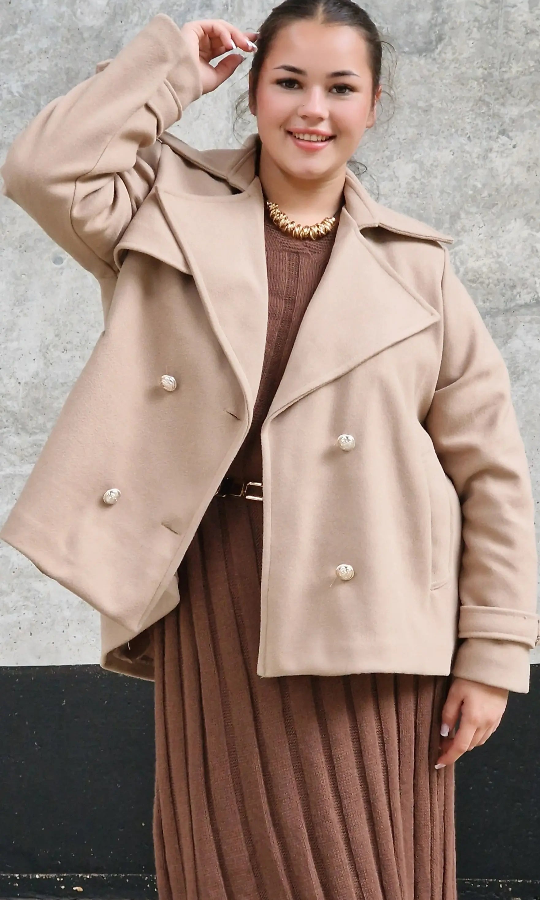 Płaszcz dwurzędowy plus size – elegancja i ponadczasowy styl dla każdej kobiety Stylowa XL