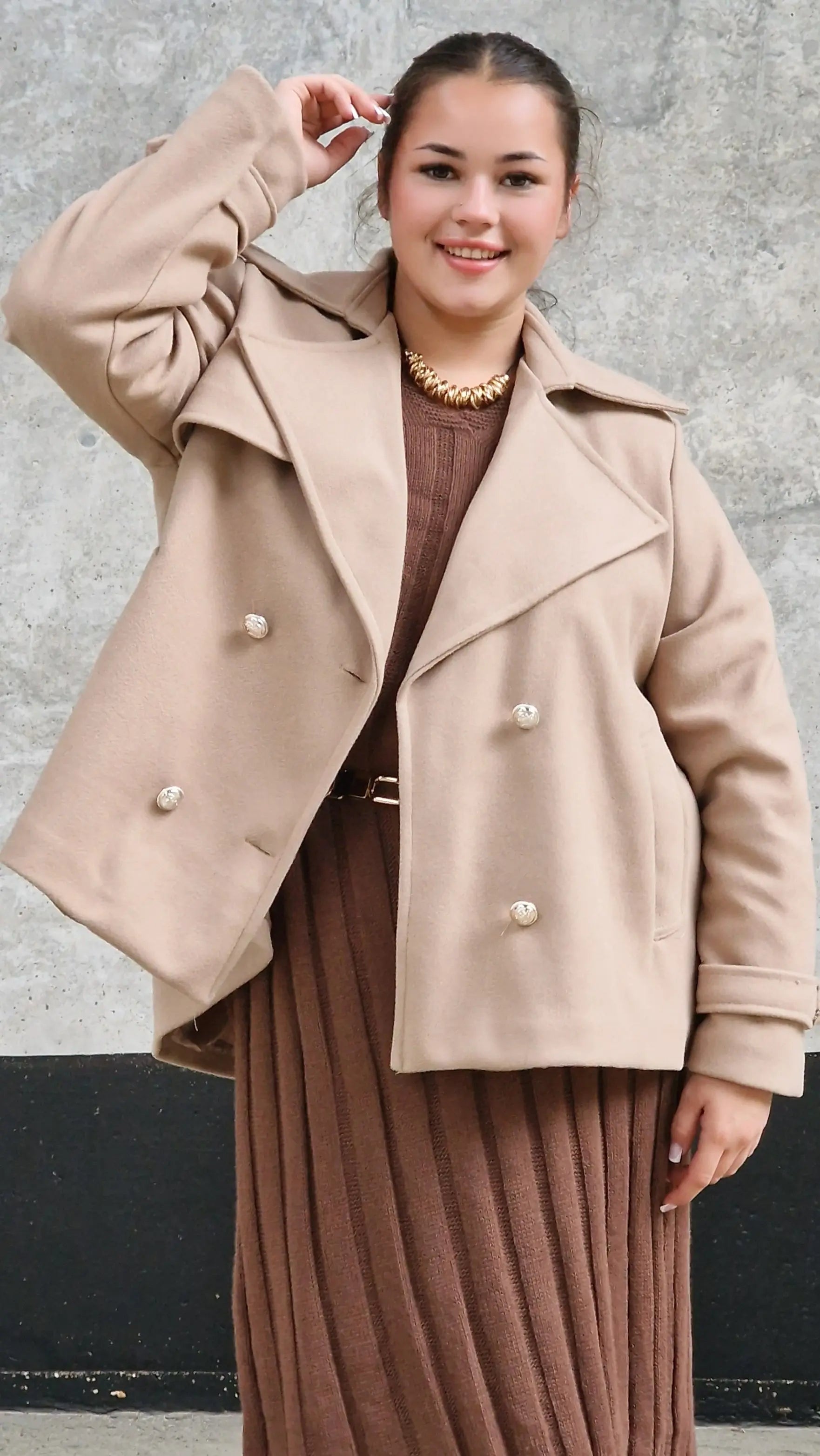 Płaszcz dwurzędowy plus size – elegancja i ponadczasowy styl dla każdej kobiety Stylowa XL