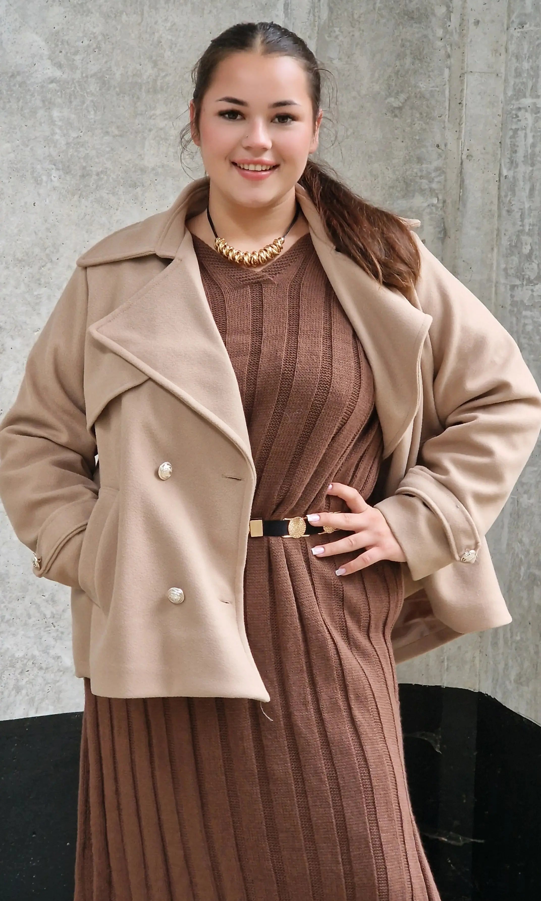 Płaszcz dwurzędowy plus size – elegancja i ponadczasowy styl dla każdej kobiety Stylowa XL