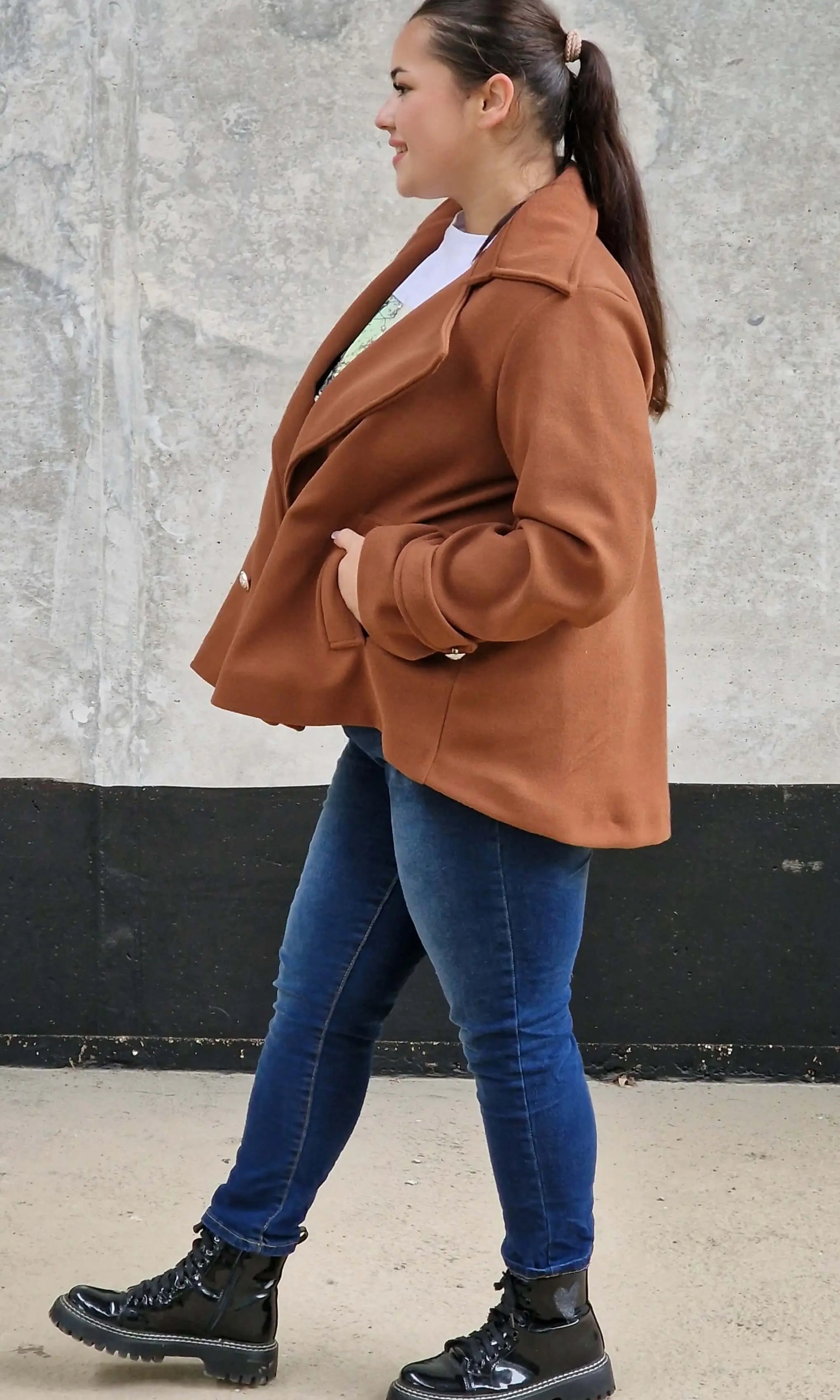 Płaszcz dwurzędowy plus size – elegancja i ponadczasowy styl dla każdej kobiety Stylowa XL