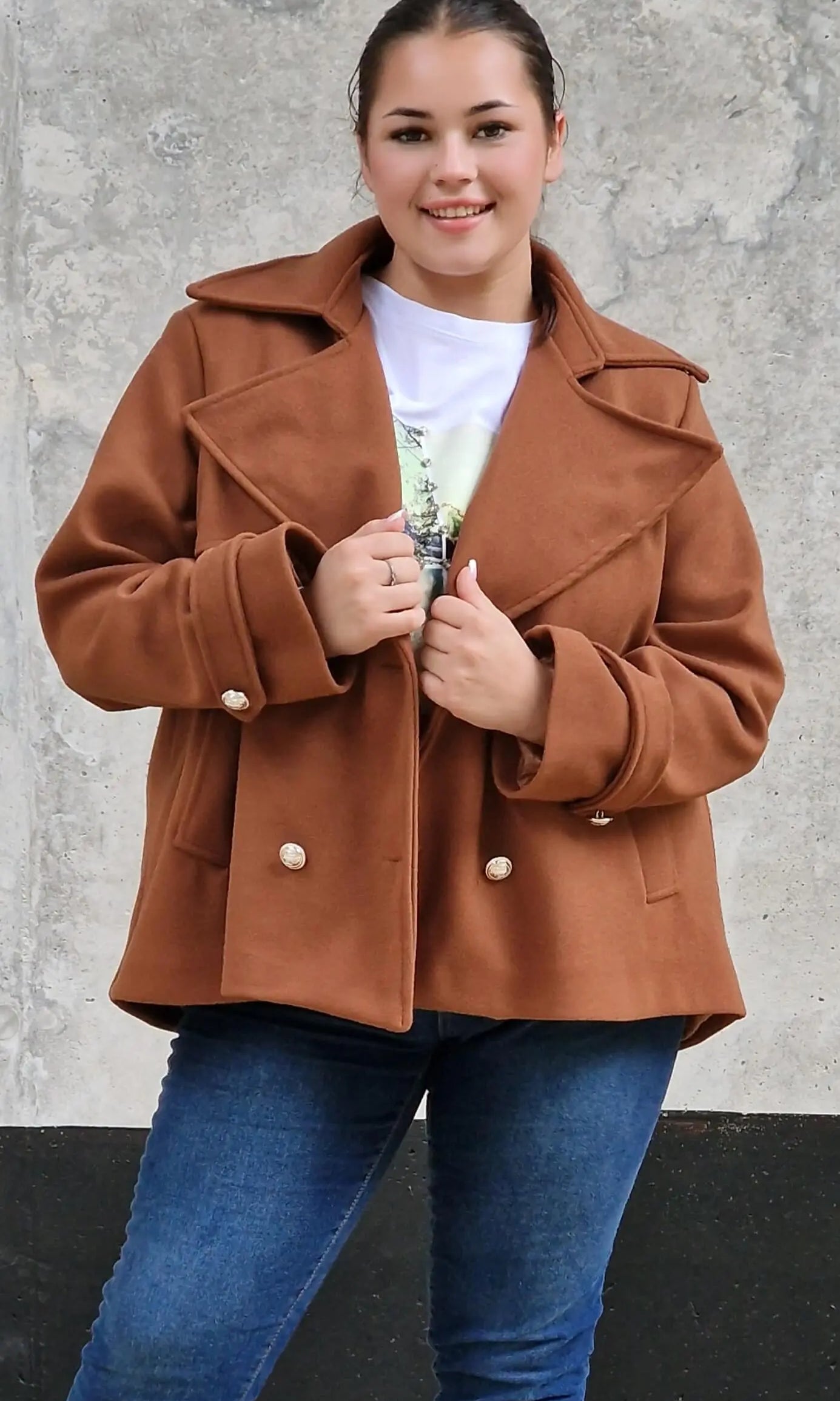 Płaszcz dwurzędowy plus size – elegancja i ponadczasowy styl dla każdej kobiety Stylowa XL