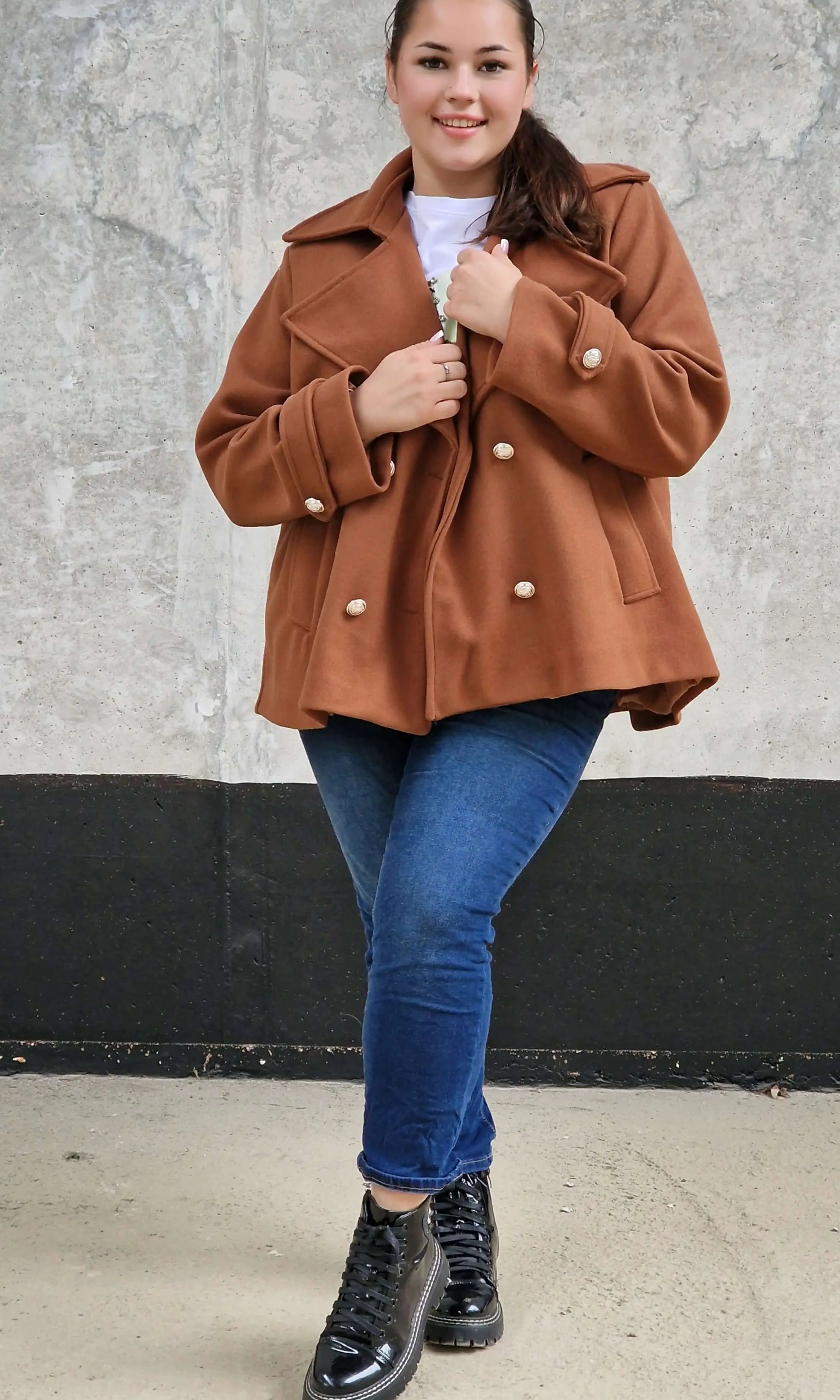 Płaszcz dwurzędowy plus size – elegancja i ponadczasowy styl dla każdej kobiety Stylowa XL