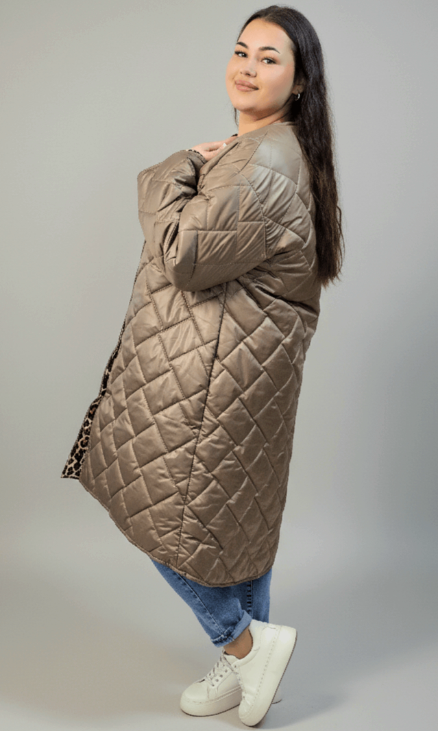 Płaszcz pikowany plus size karmelowy z przeszyciami – długi, lekki, XXL Stylowa XL