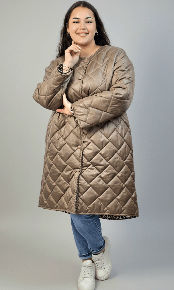 Płaszcz pikowany plus size karmelowy z przeszyciami – długi, lekki, XXL Stylowa XL