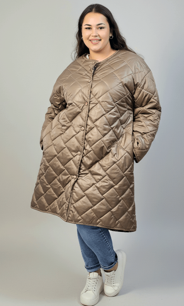 Płaszcz pikowany plus size karmelowy z przeszyciami – długi, lekki, XXL Stylowa XL
