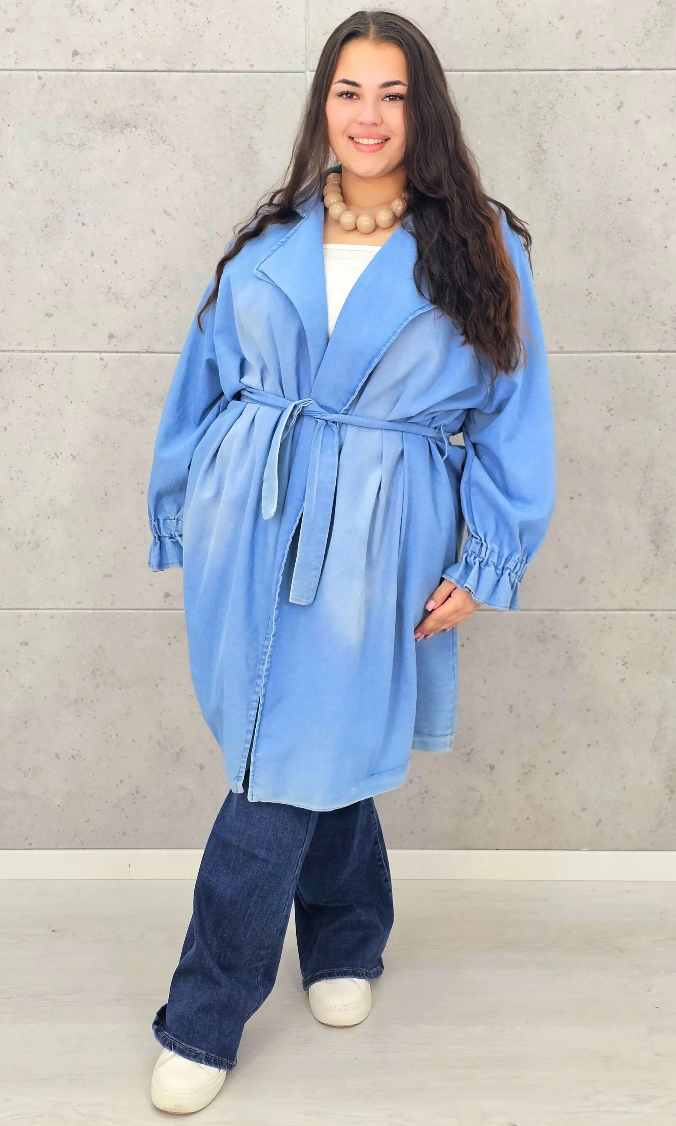 Płaszcz plus size – denimowy płaszcz oversize z paskiem i modną aplikacją Stylowa XL