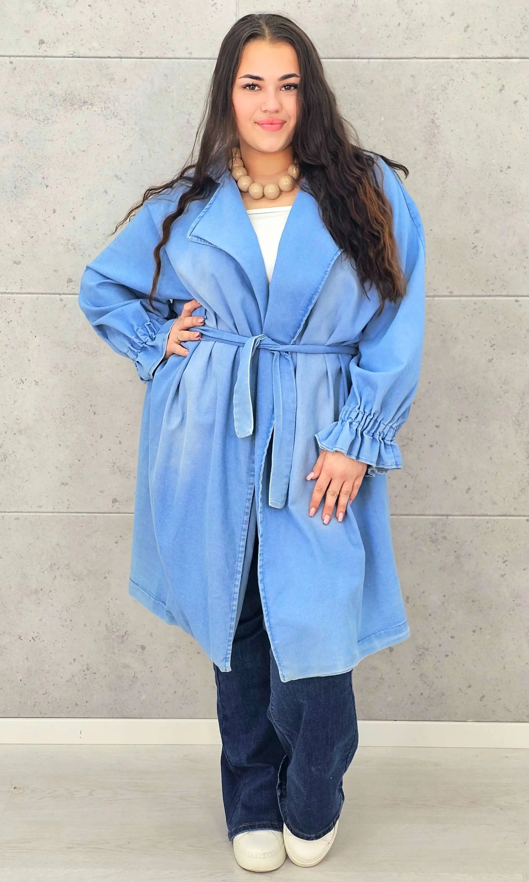 Płaszcz plus size – denimowy płaszcz oversize z paskiem i modną aplikacją Stylowa XL