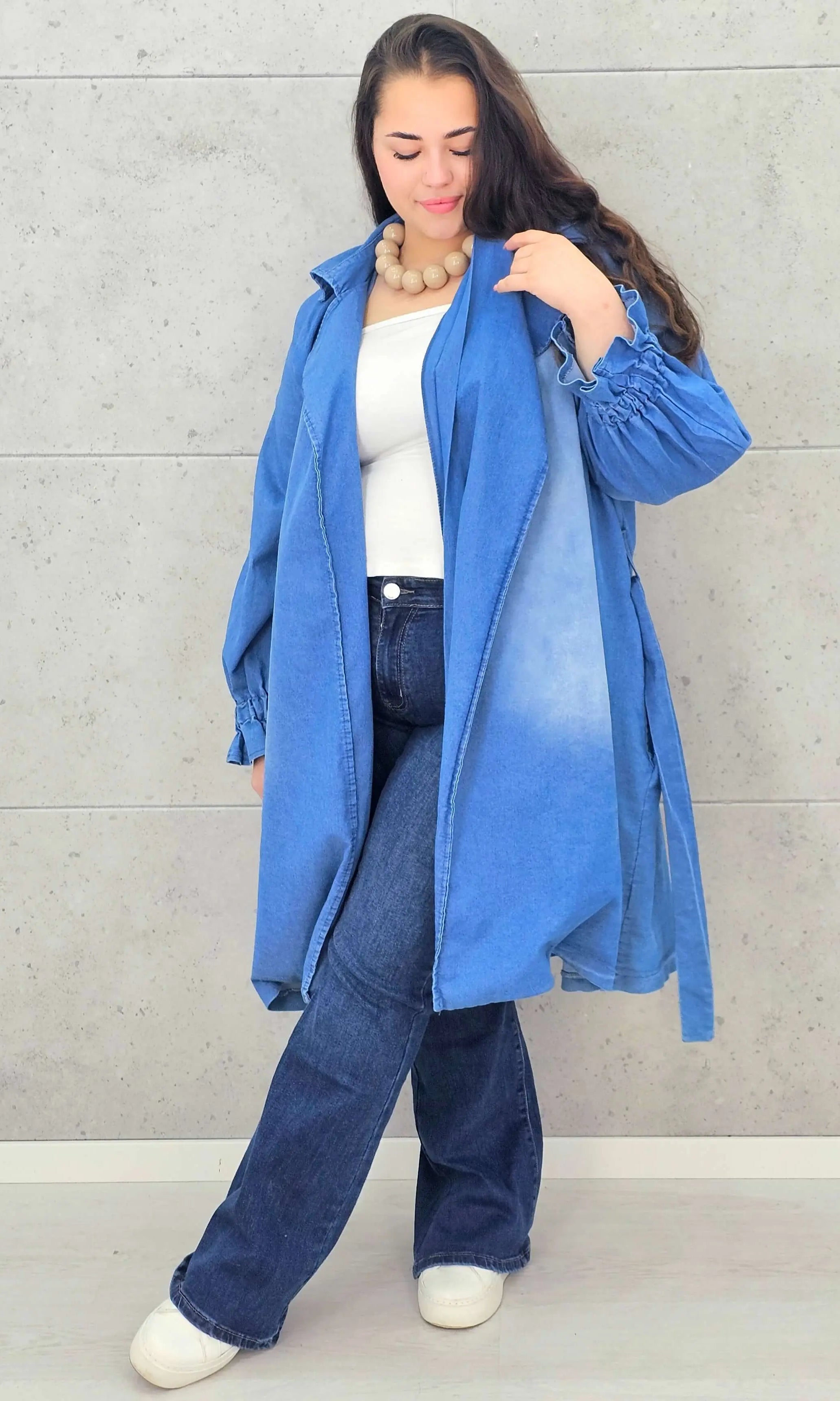 Płaszcz plus size – denimowy płaszcz oversize z paskiem i modną aplikacją Stylowa XL