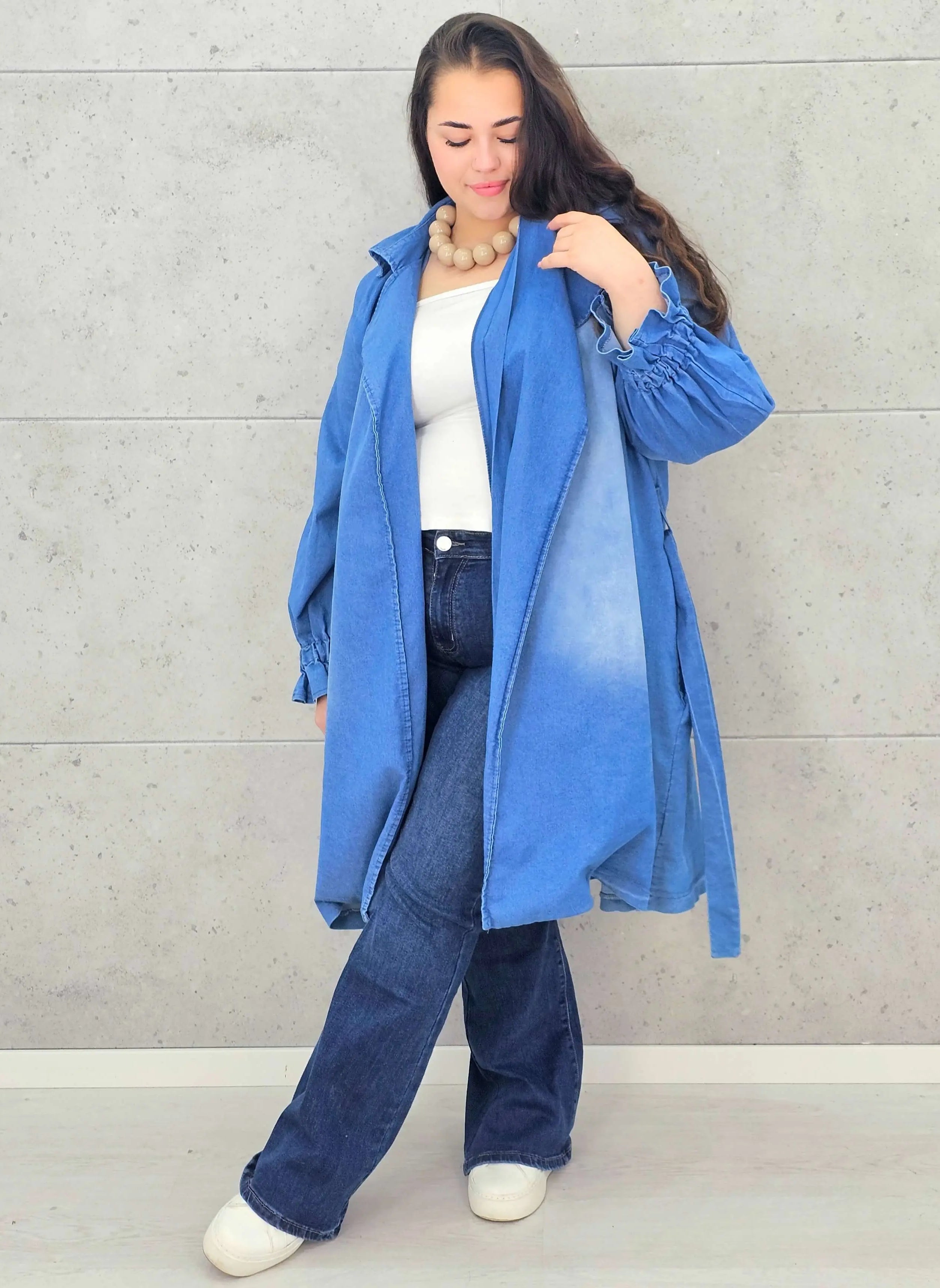 Płaszcz plus size – denimowy płaszcz oversize z paskiem i modną aplikacją Stylowa XL