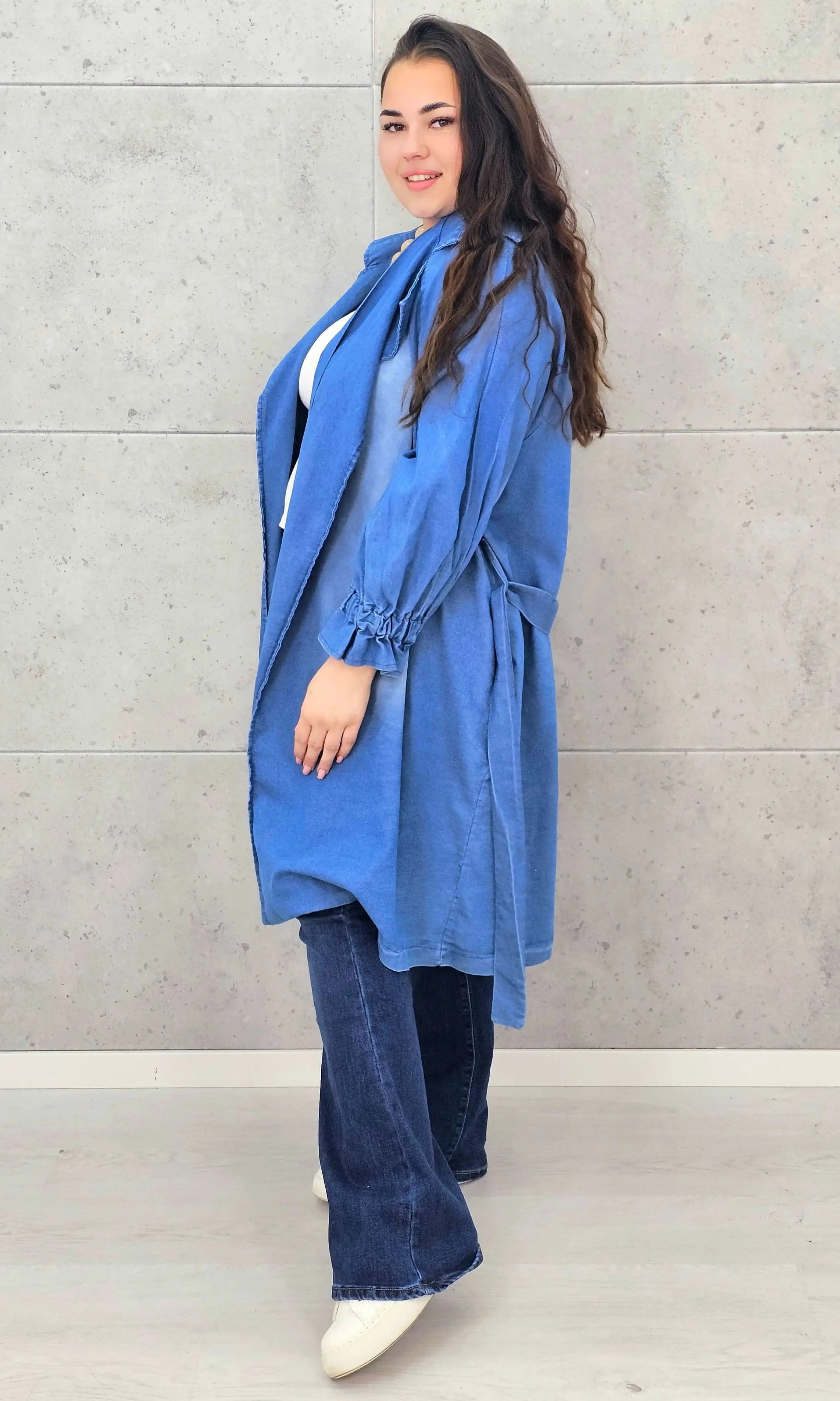 Płaszcz plus size – denimowy płaszcz oversize z paskiem i modną aplikacją Stylowa XL