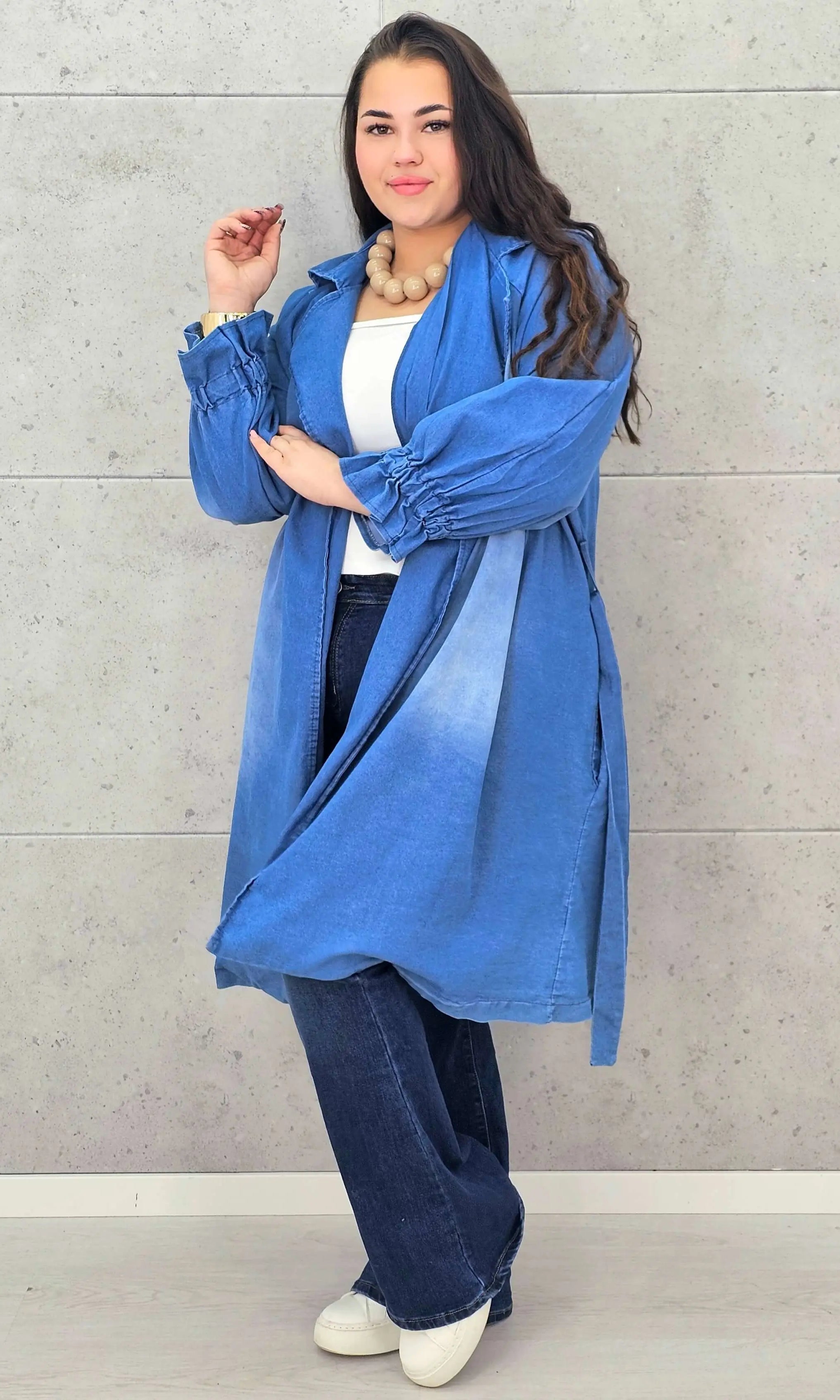 Płaszcz plus size – denimowy płaszcz oversize z paskiem i modną aplikacją Stylowa XL