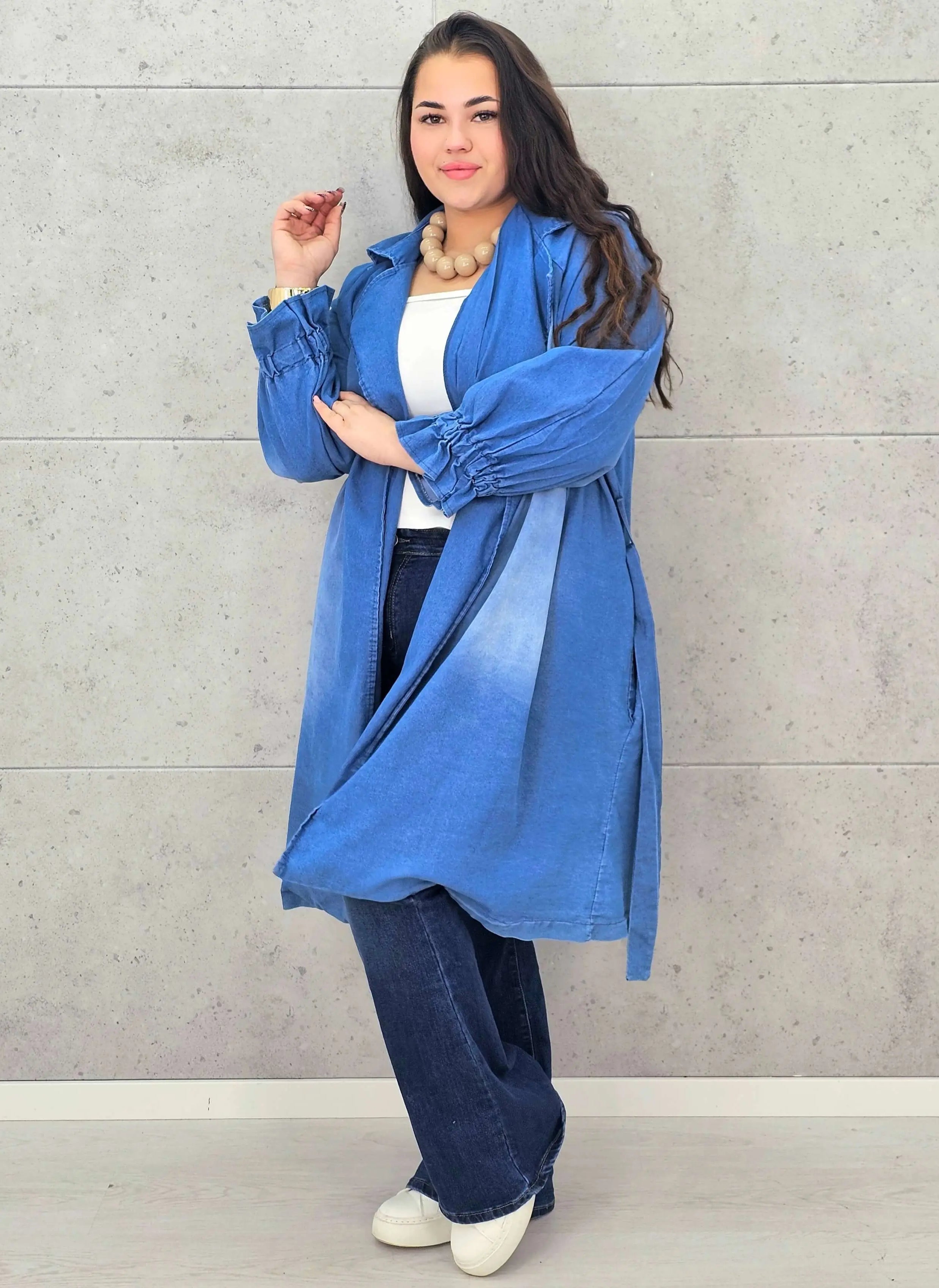 Płaszcz plus size – denimowy płaszcz oversize z paskiem i modną aplikacją Stylowa XL