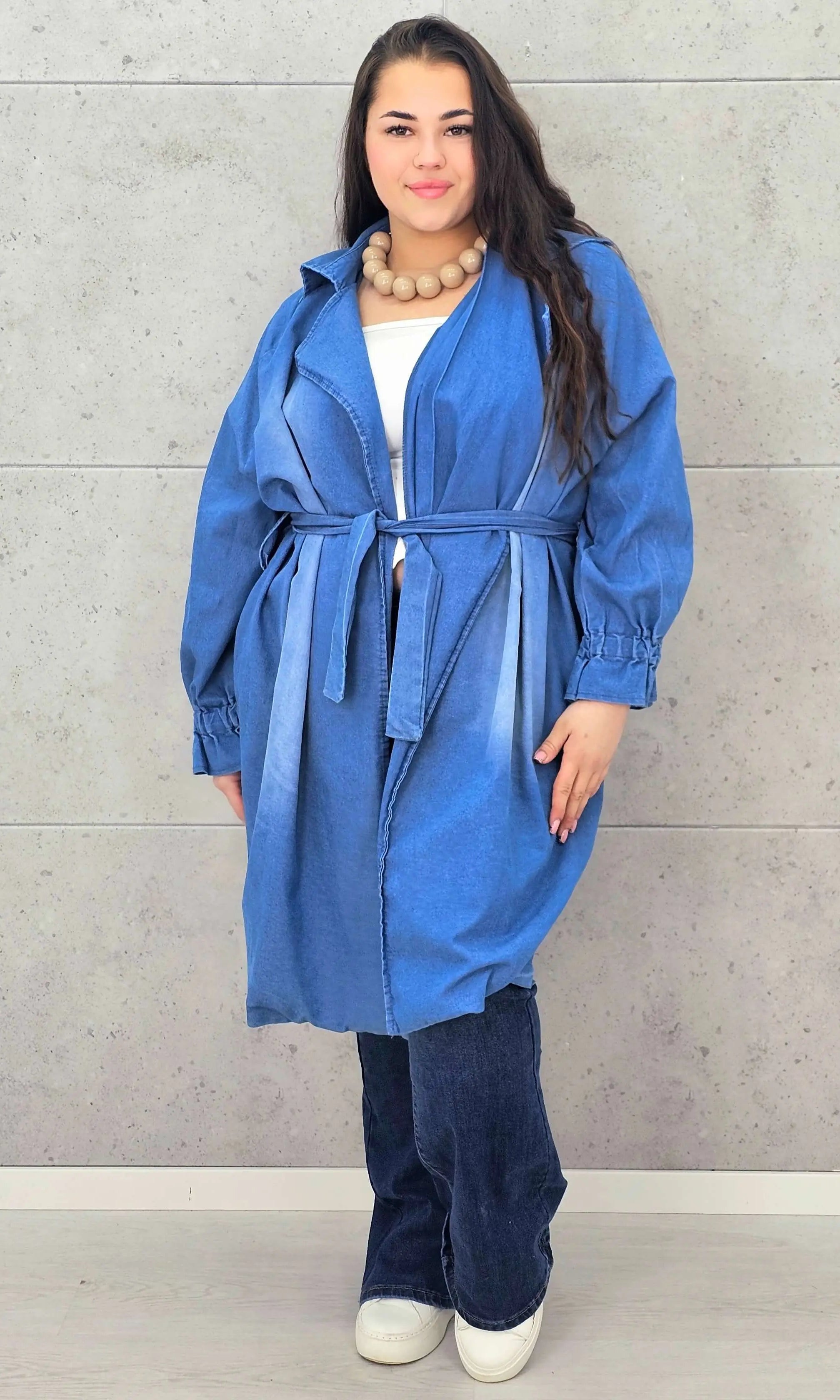Płaszcz plus size – denimowy płaszcz oversize z paskiem i modną aplikacją Stylowa XL