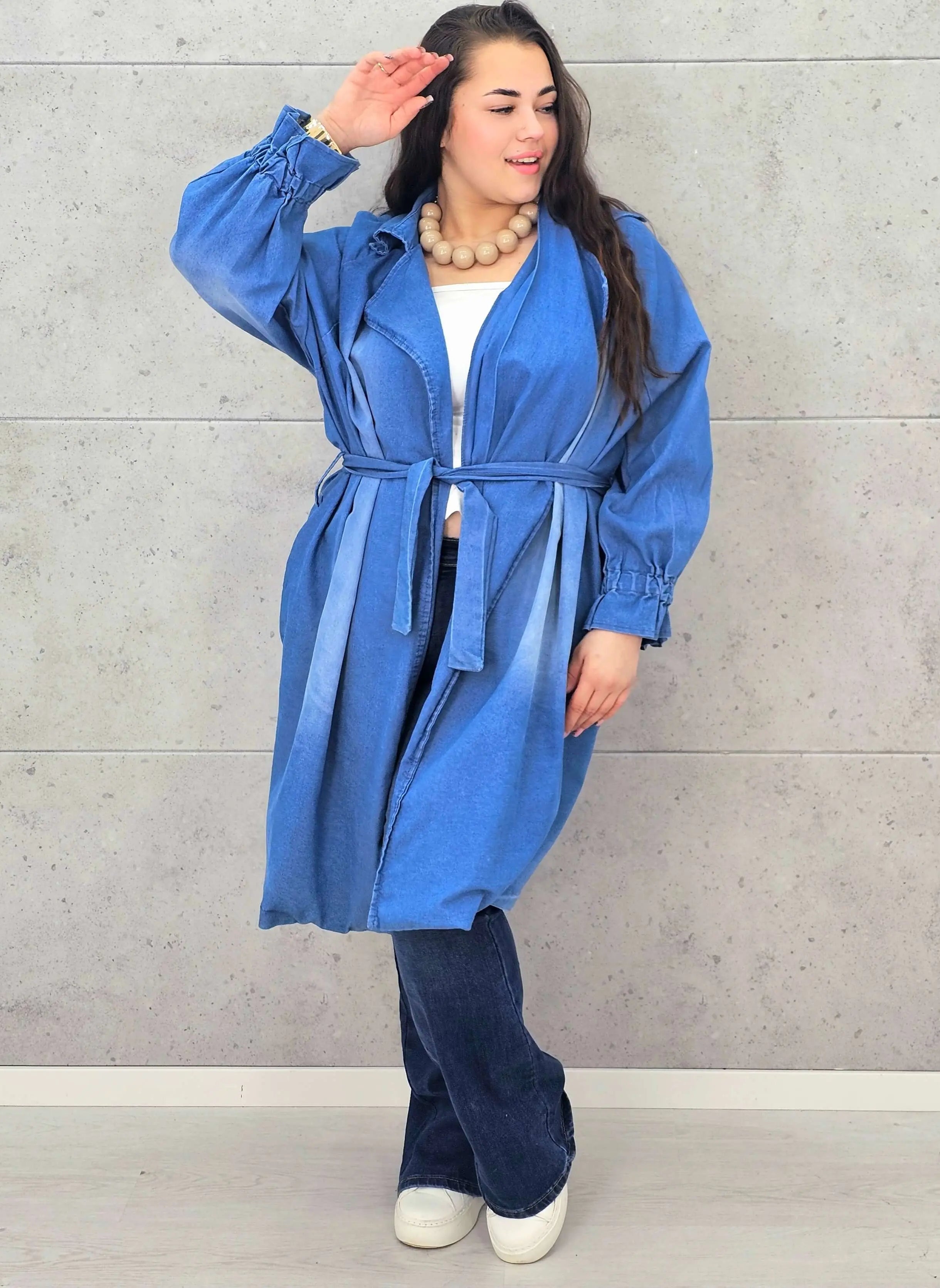 Płaszcz plus size – denimowy płaszcz oversize z paskiem i modną aplikacją Stylowa XL