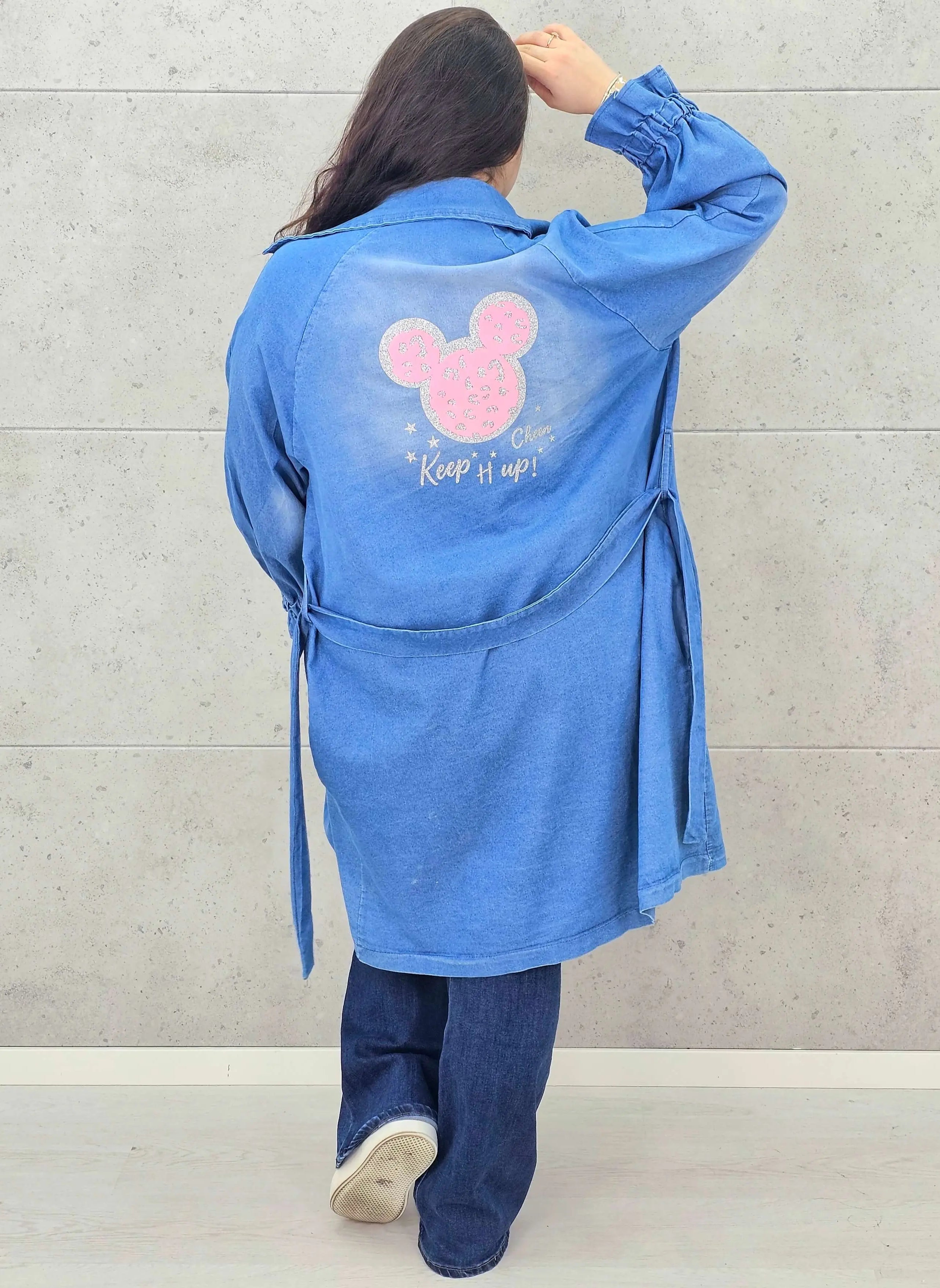 Płaszcz plus size – denimowy płaszcz oversize z paskiem i modną aplikacją Stylowa XL