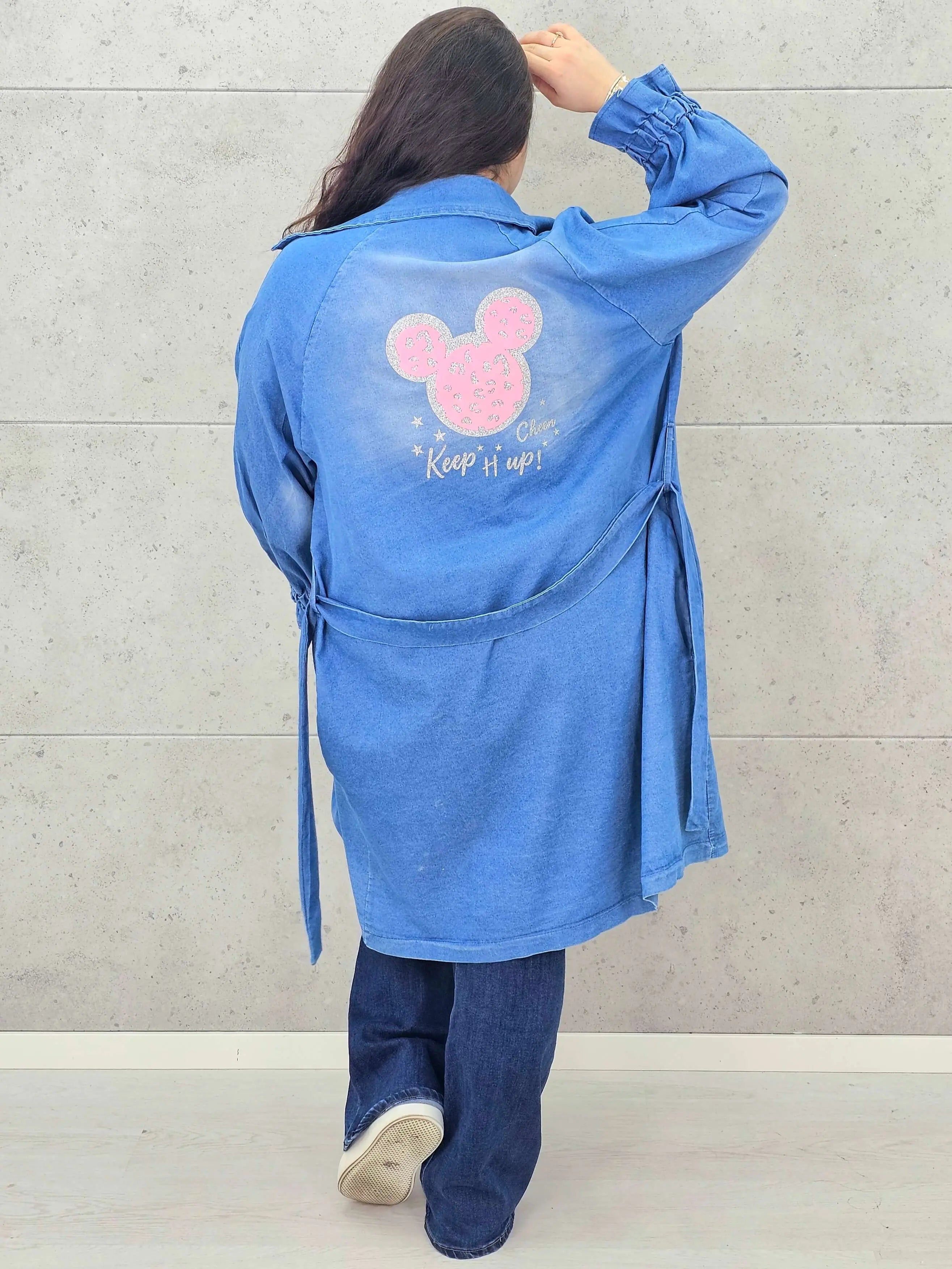 Płaszcz plus size – denimowy płaszcz oversize z paskiem i modną aplikacją Stylowa XL