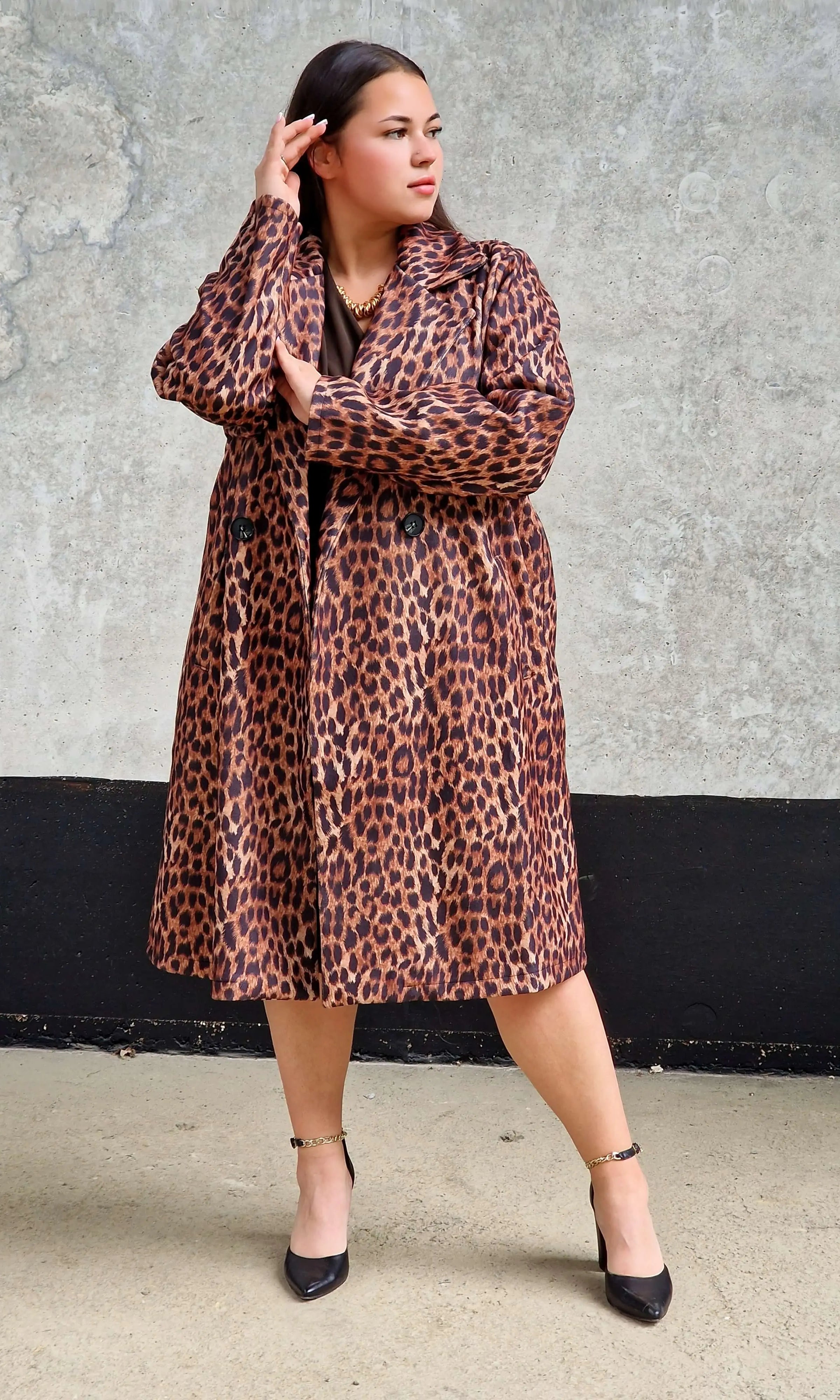 Płaszcz plus size – elegancki płaszcz damski w panterkę. Stylowa XL