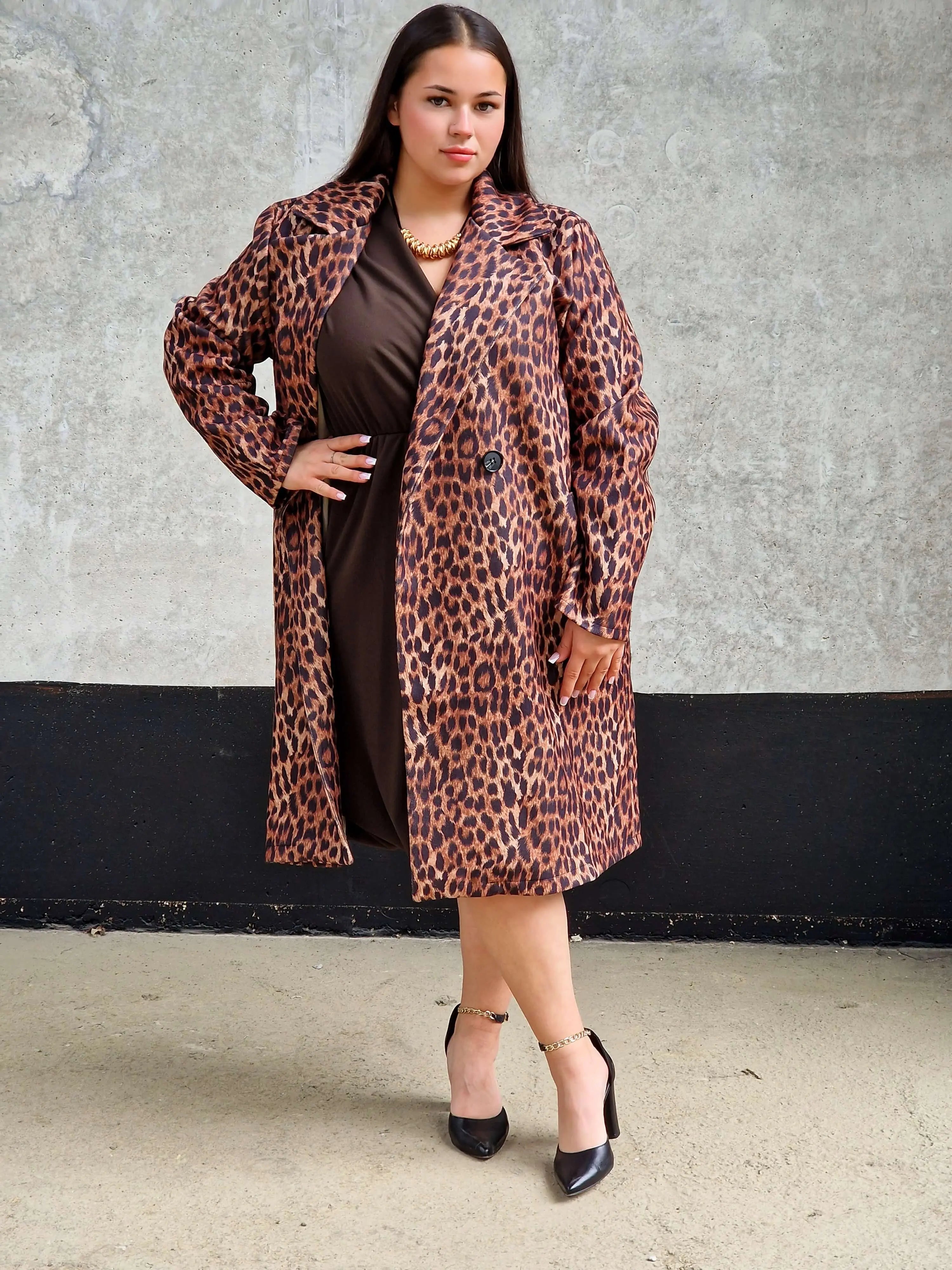 Płaszcz plus size – elegancki płaszcz damski w panterkę. Stylowa XL