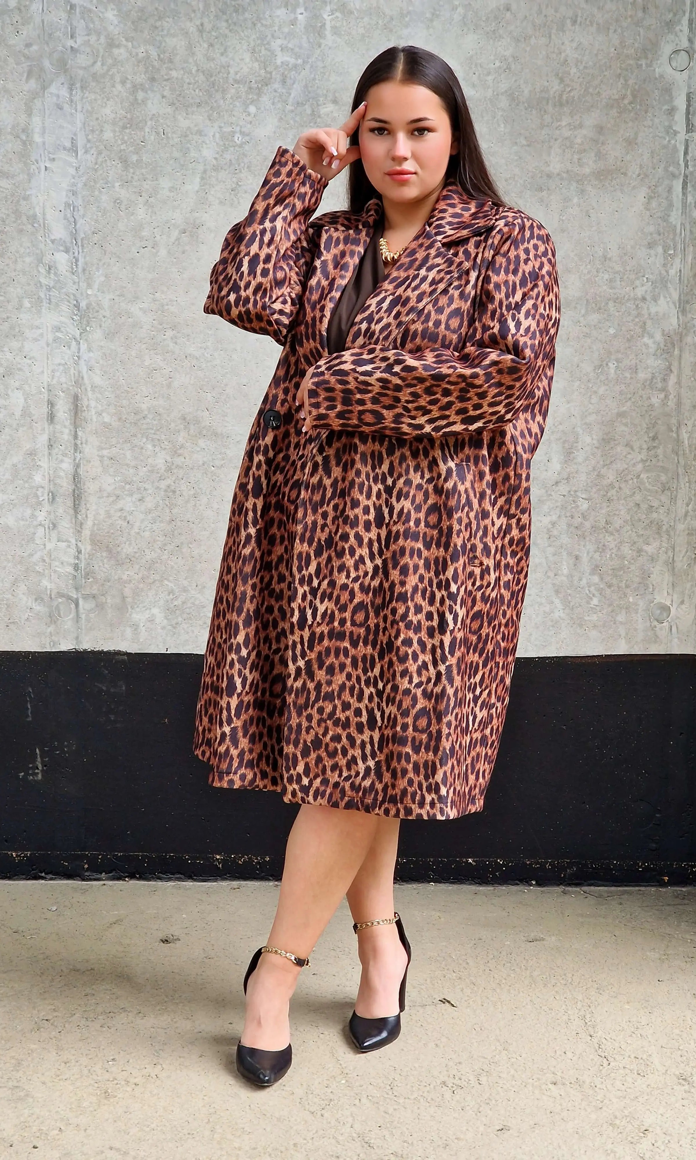 Płaszcz plus size – elegancki płaszcz damski w panterkę. Stylowa XL
