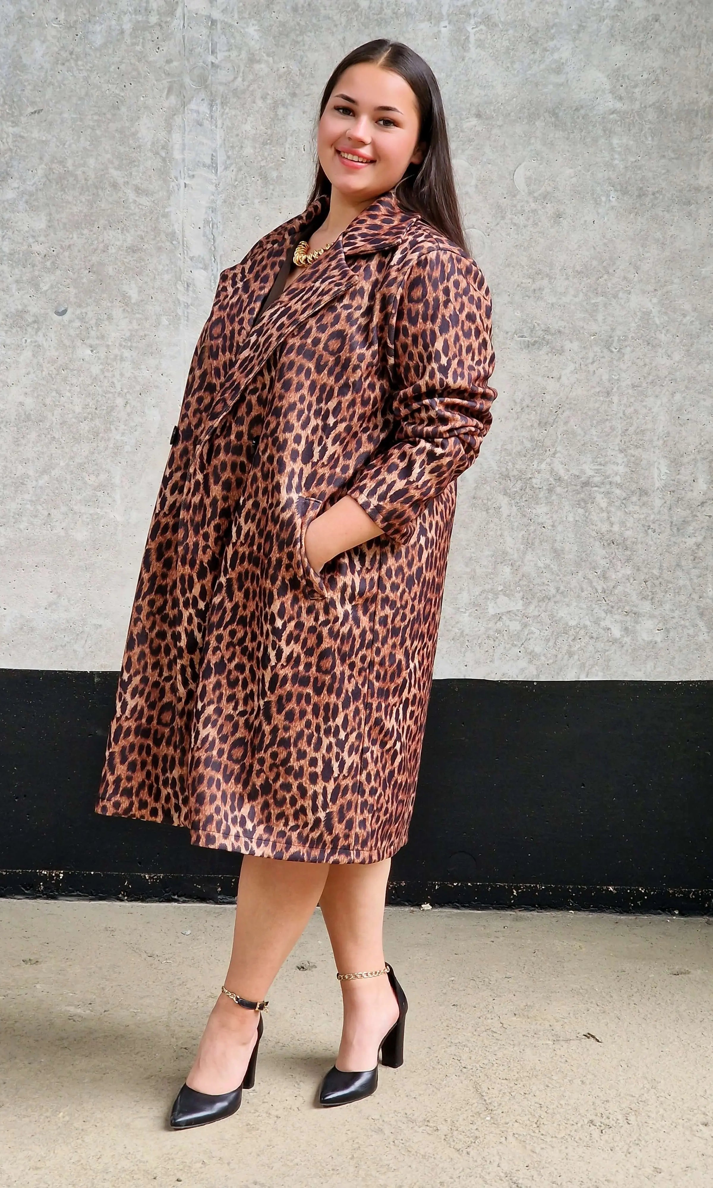 Płaszcz plus size – elegancki płaszcz damski w panterkę. Stylowa XL