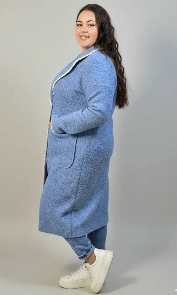 Płaszcz plus size boucle niebieski – elegancki z kontrastowym wykończeniem Stylowa XL