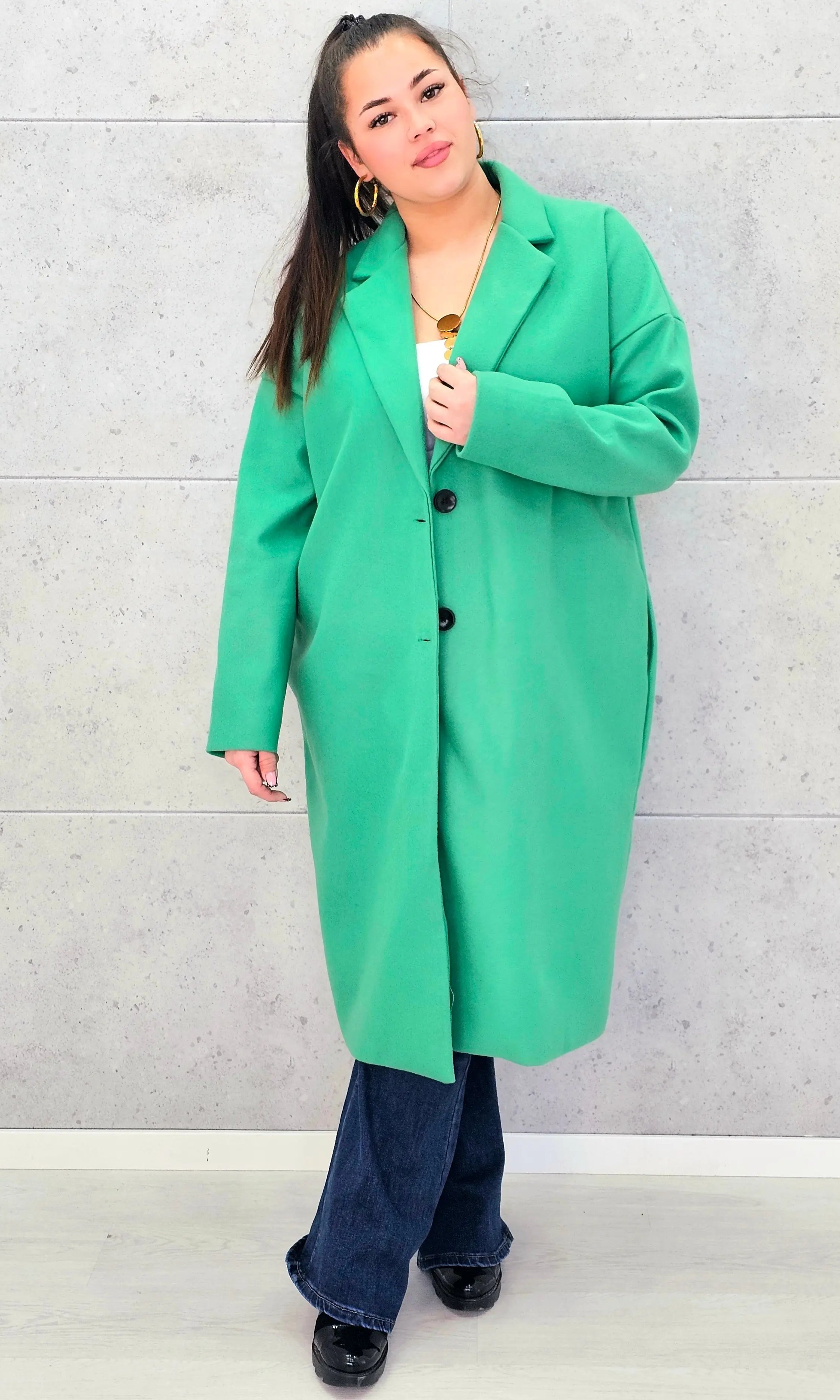 Płaszcz plus size o klasycznym kroju – elegancki model XXL dla kobiet Stylowa XL