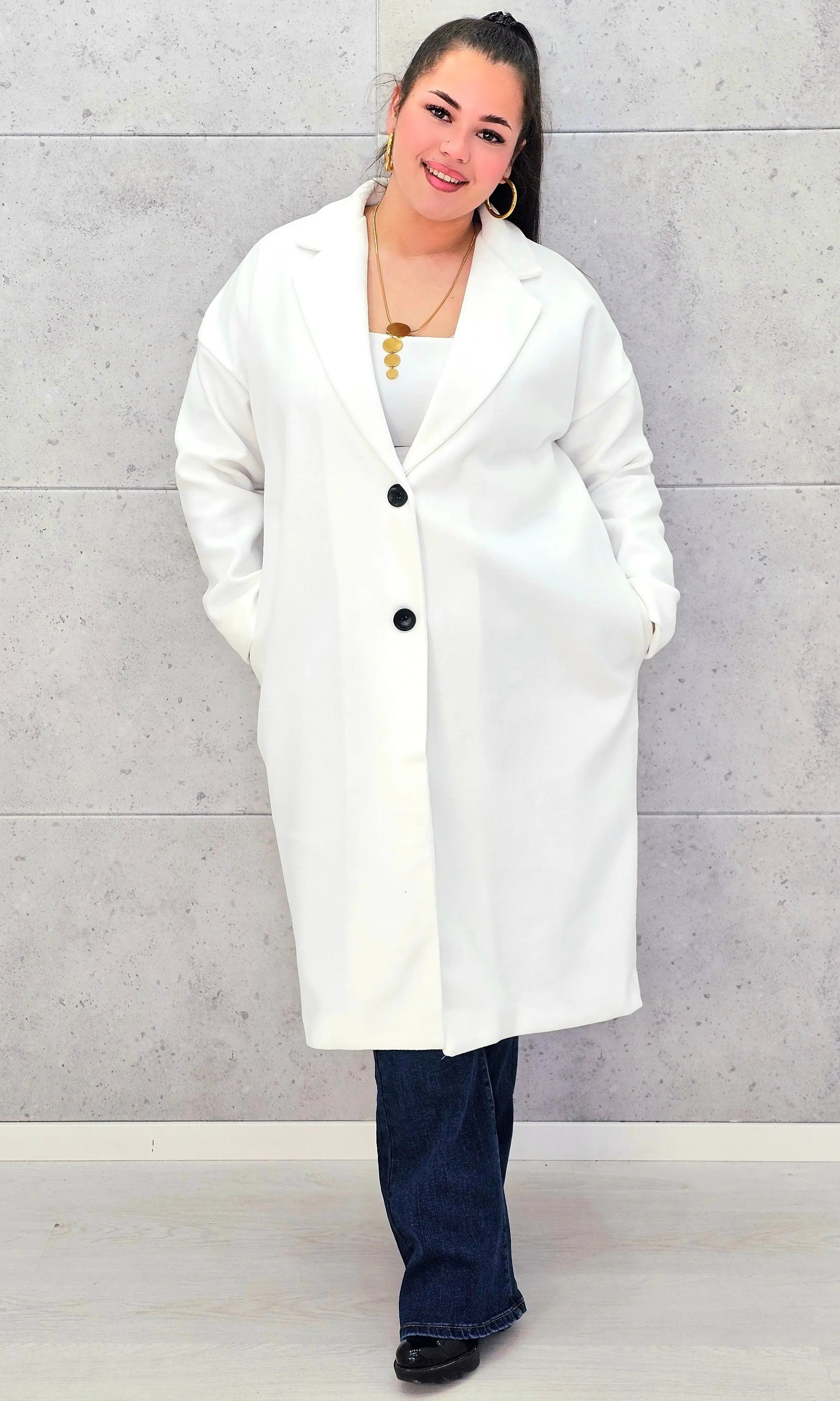 Płaszcz plus size o klasycznym kroju – elegancki model XXL dla kobiet Stylowa XL