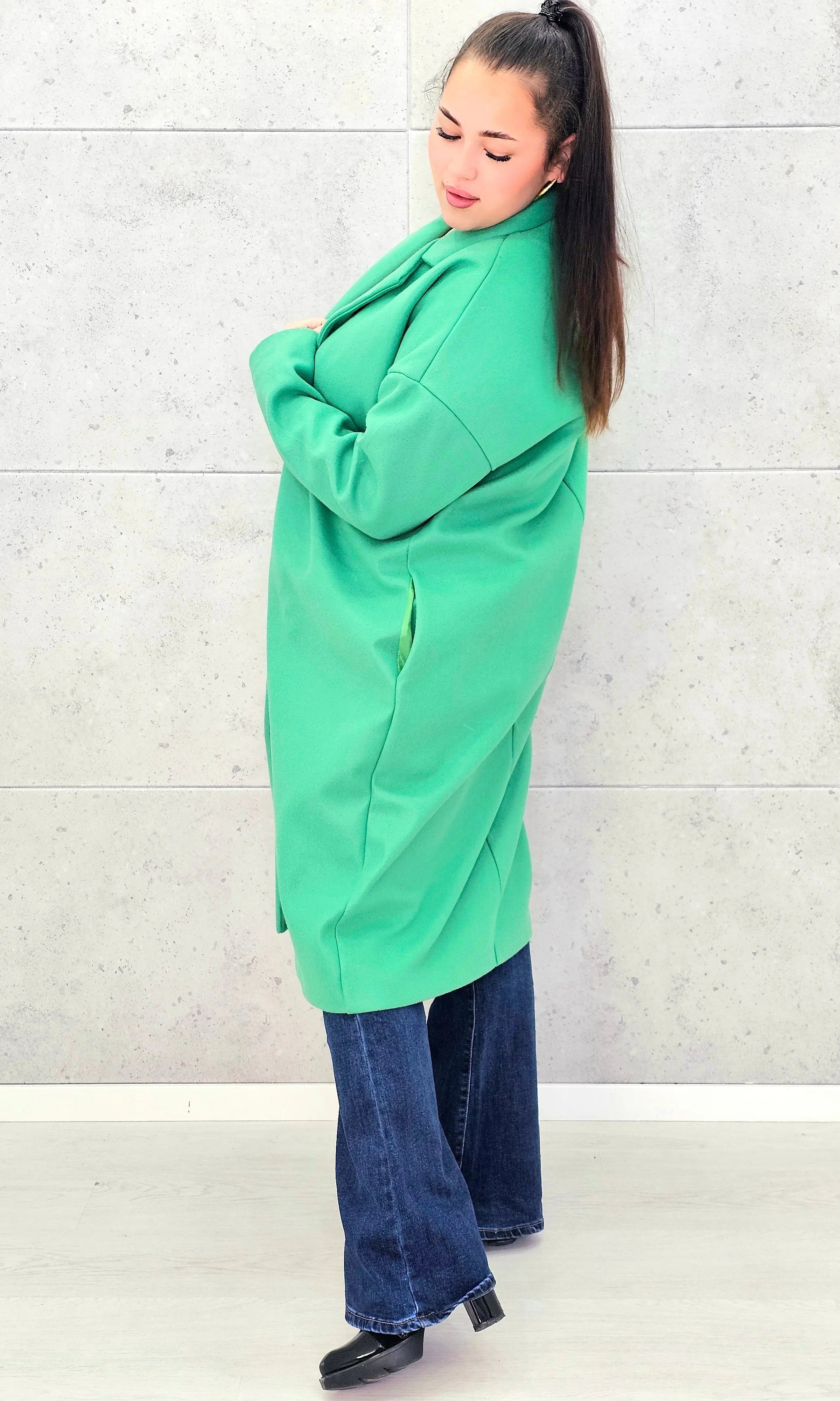 Płaszcz plus size o klasycznym kroju – elegancki model XXL dla kobiet Stylowa XL