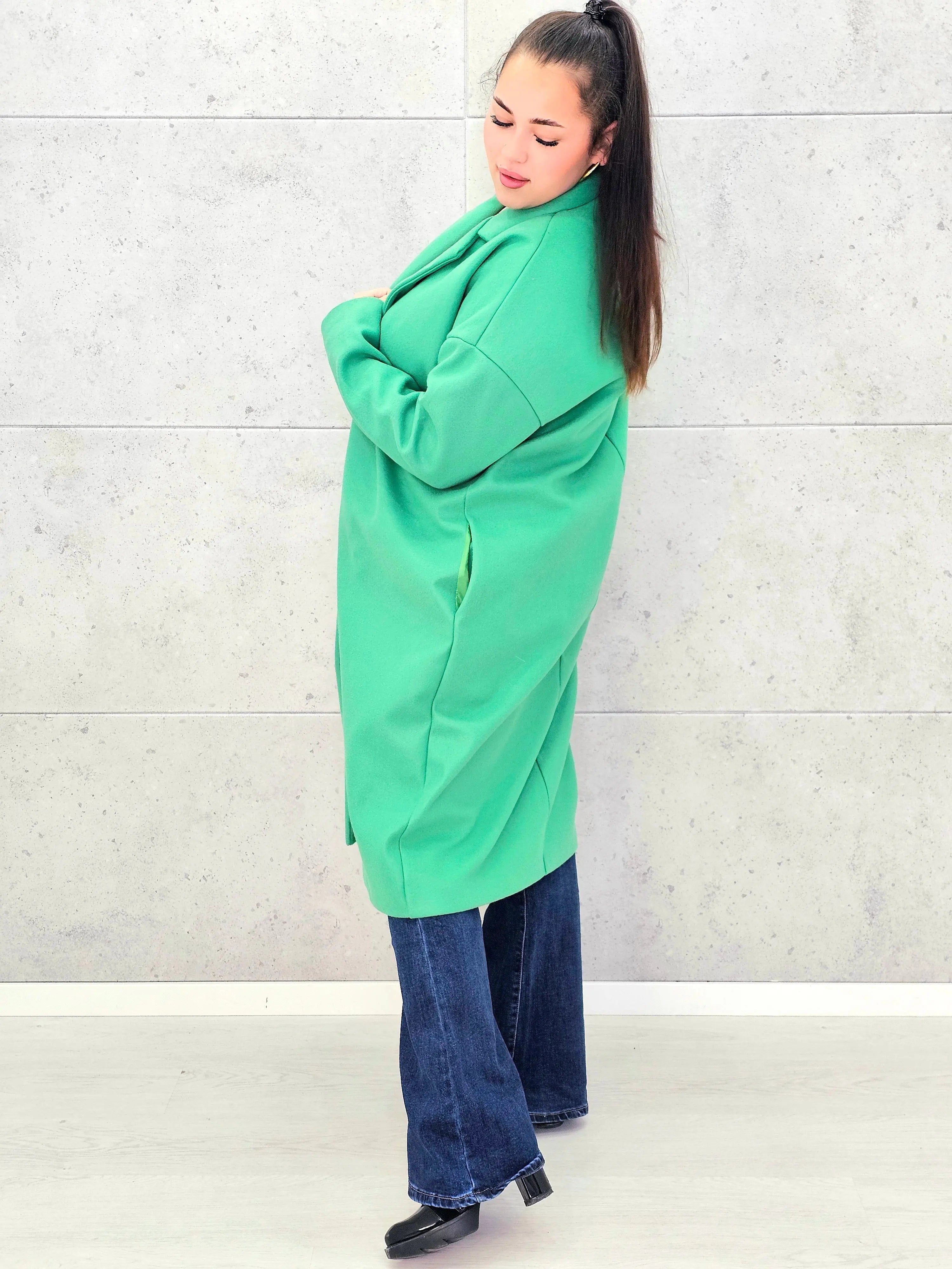 Płaszcz plus size o klasycznym kroju – elegancki model XXL dla kobiet Stylowa XL